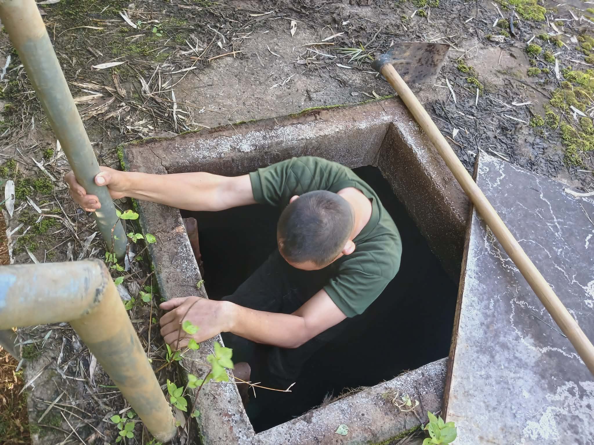 Cleaning the water holding tank