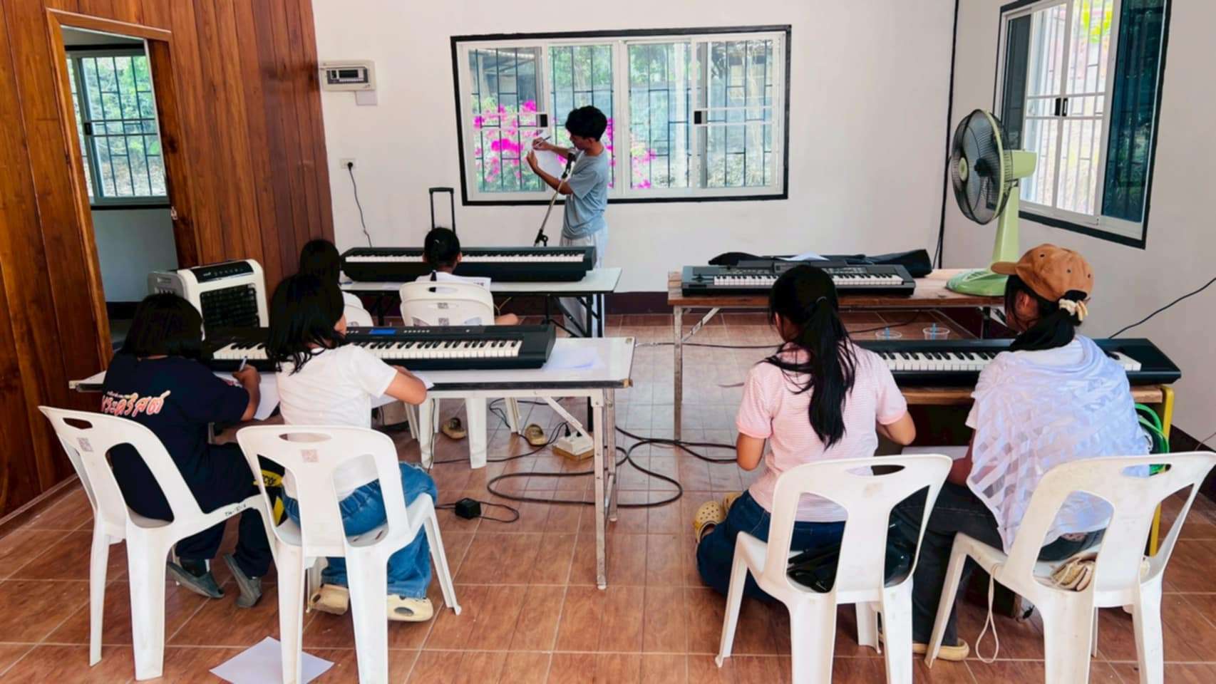 The children are studying in a poorly ventilated and uncomfortable classroom.