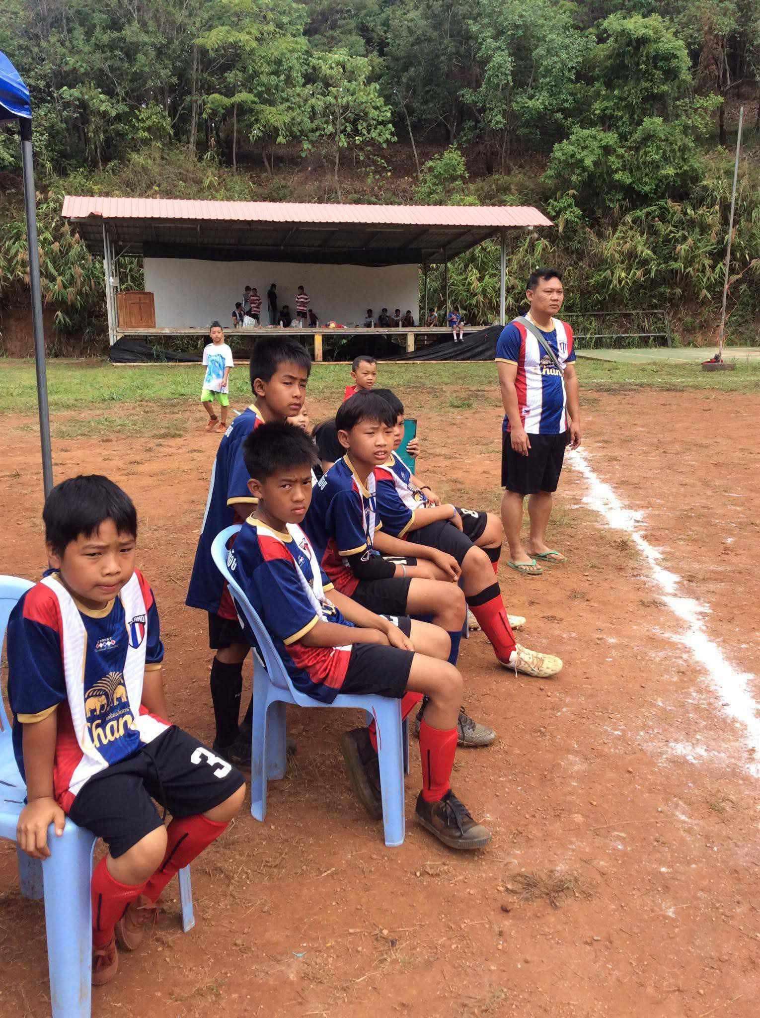 Take the children to participate in the competition.