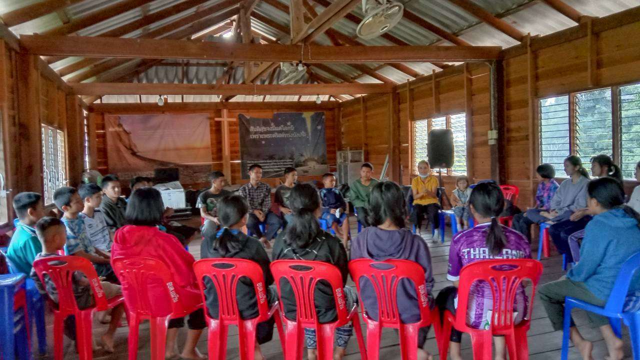 Children come to join the activity.