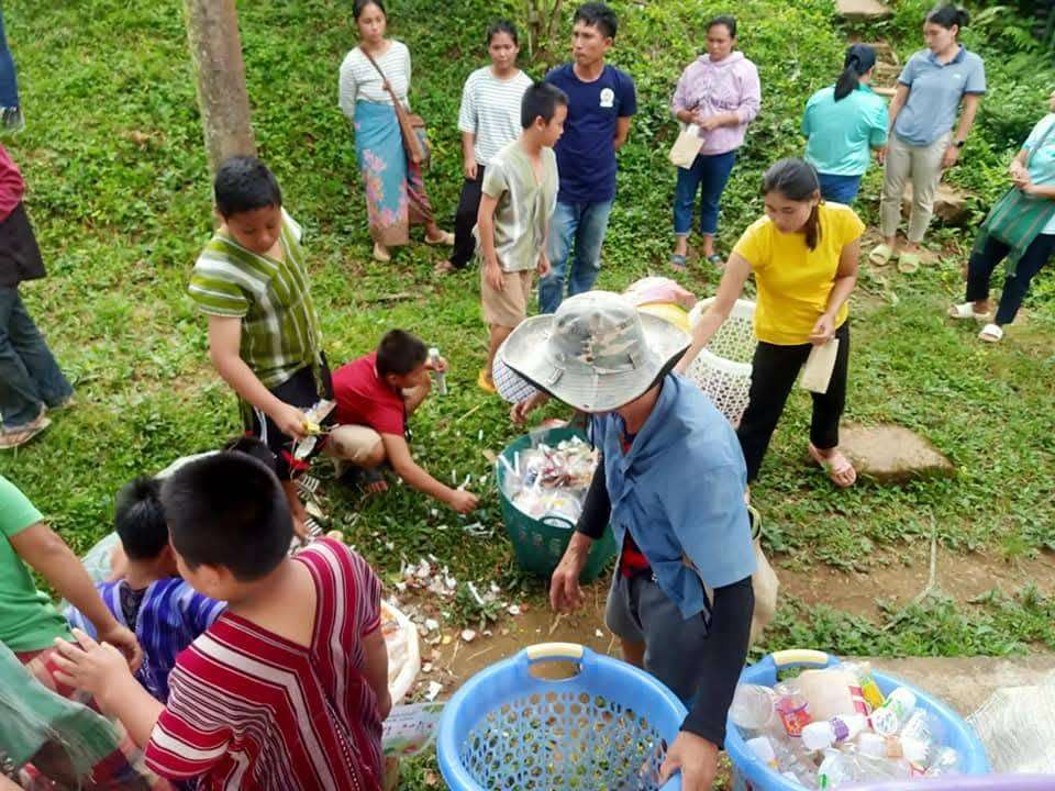 Children and villagers actively participate in sorting and separating garbage.
