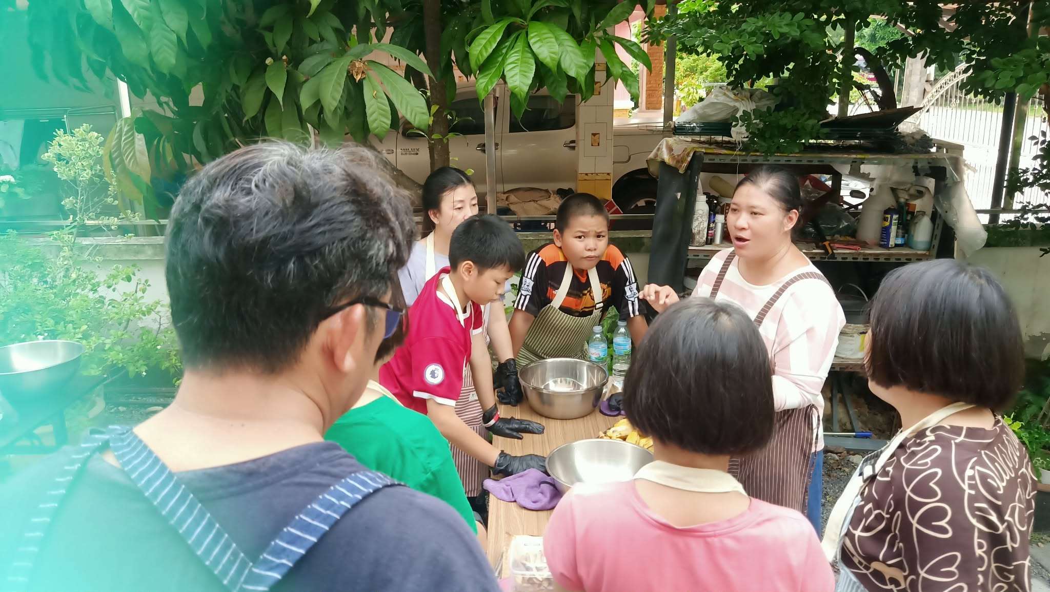 Preparing the equipment and bananas.