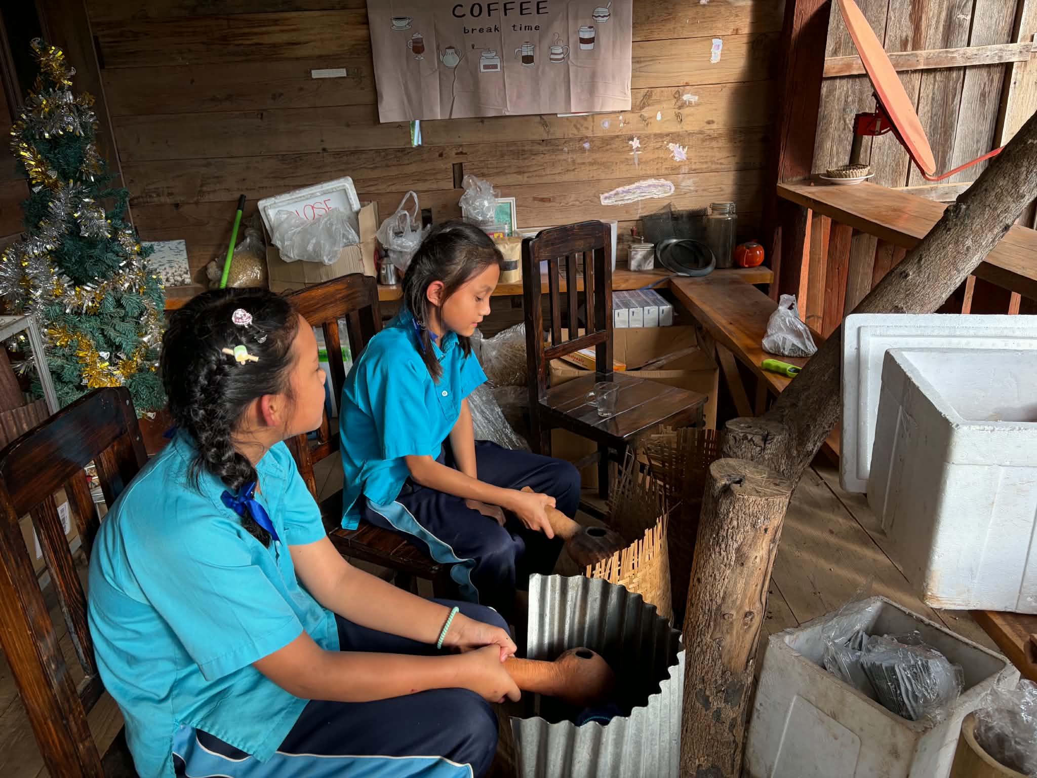 The children learned how to roast coffee using a clay pot.