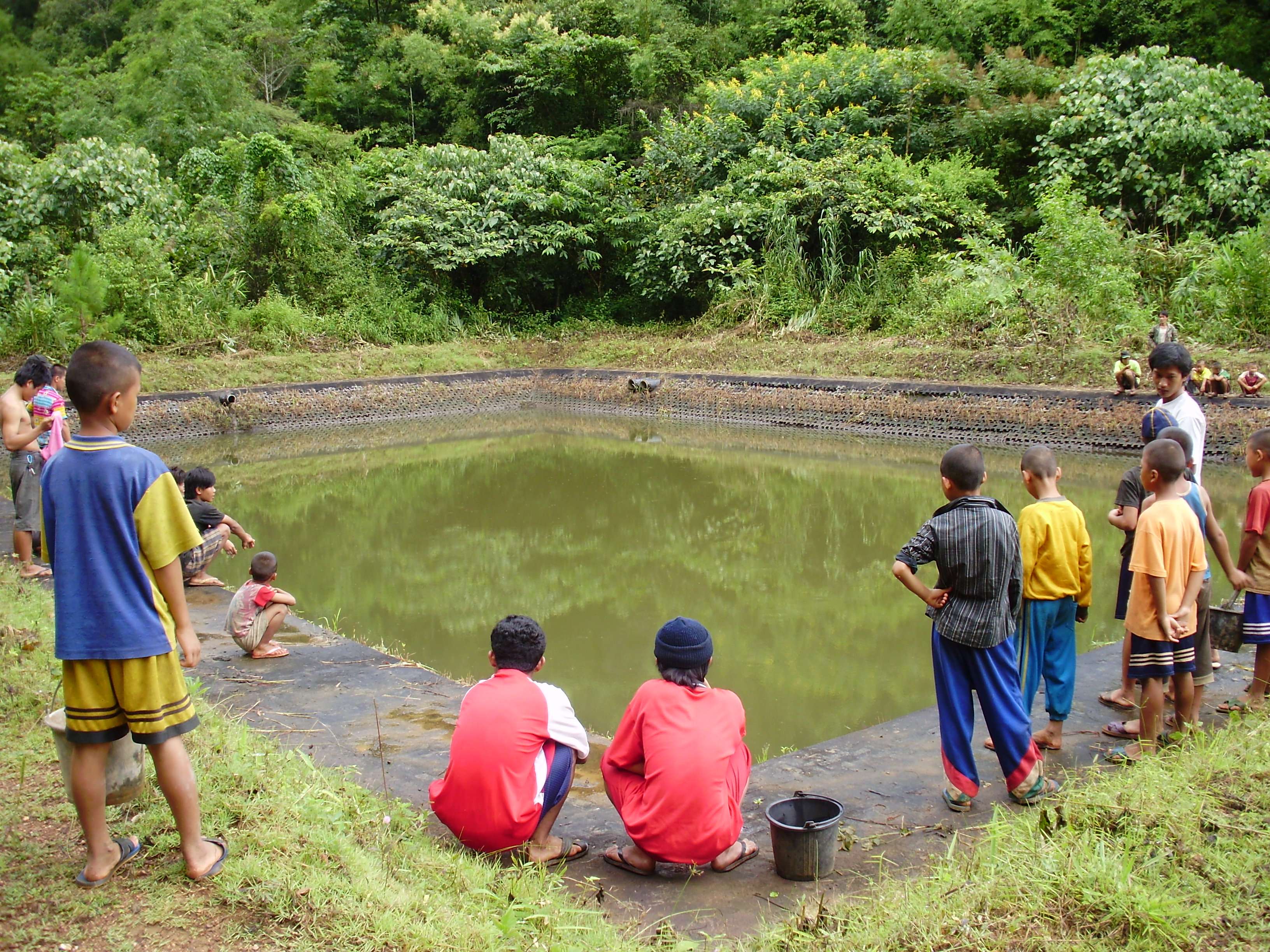 Children and parents are preparing to clean the water tank.