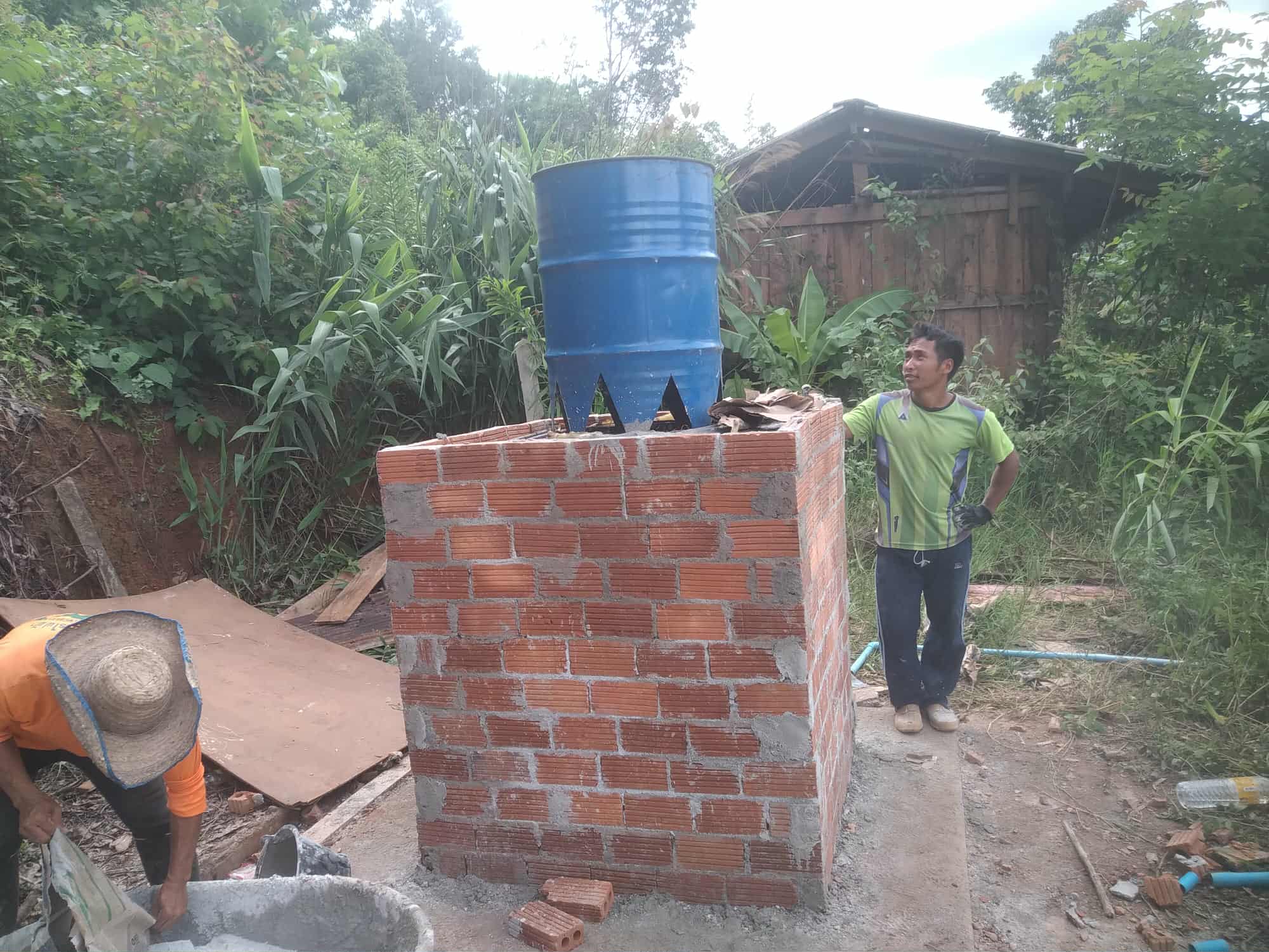 Smokeless biomass incinerator reduces air pollution for communities