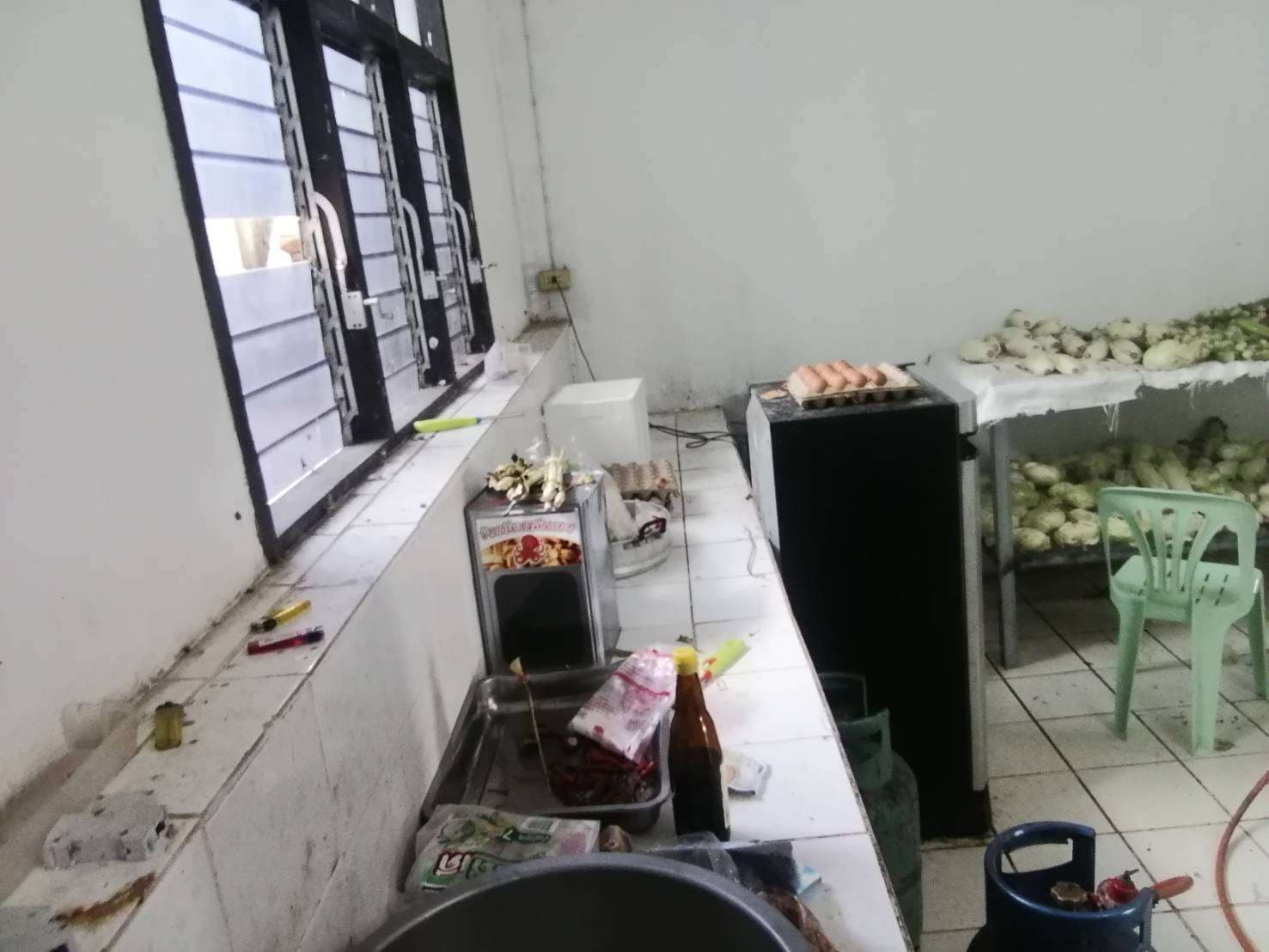 Insufficient and unsafe storage options for vegetables pose hygiene concerns.