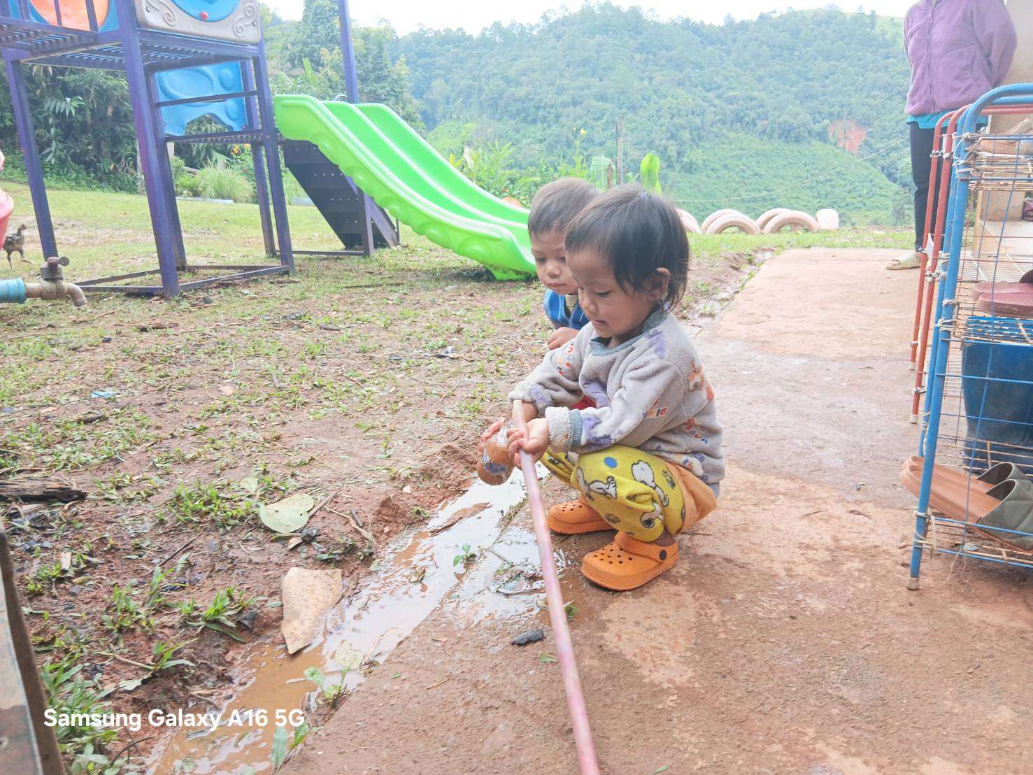 Children are scooping up drinking water from unclean water to consume.