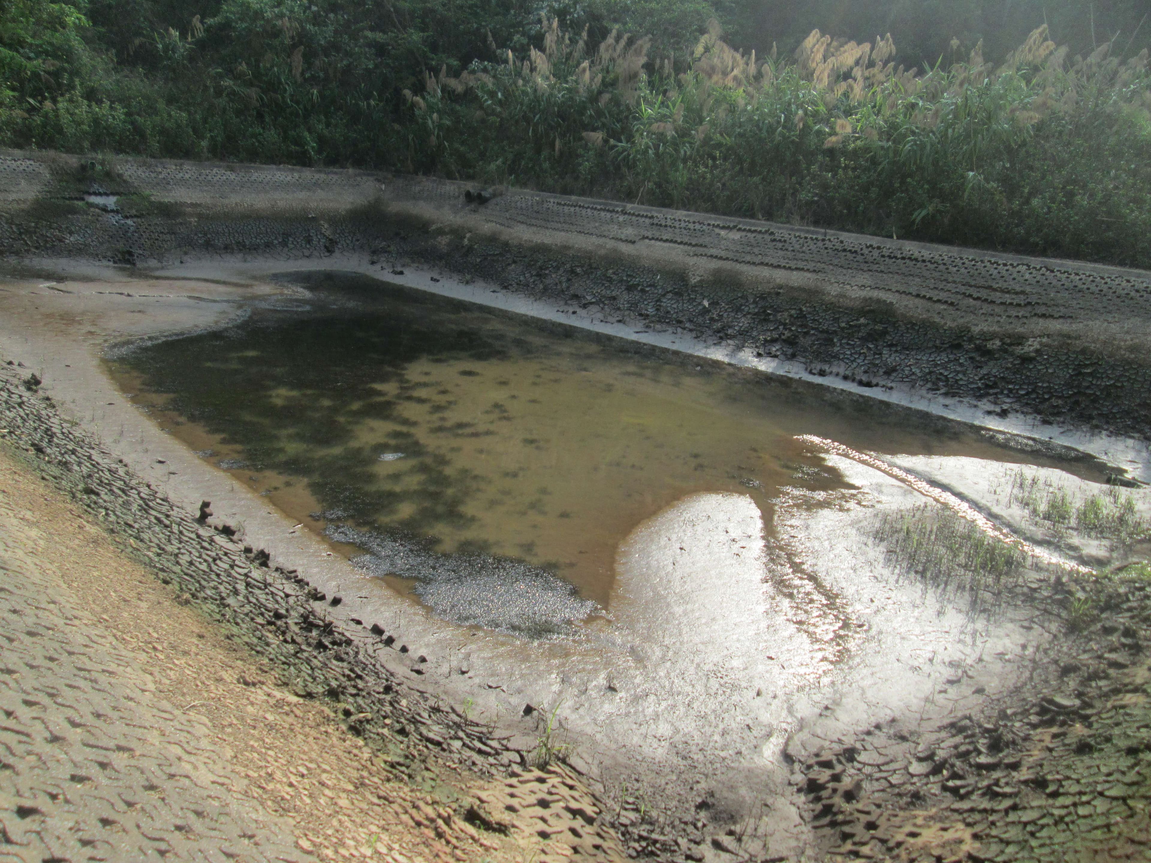 Condition of the water reservoir where the water is dry and the bottom of the reservoir is full of mud.