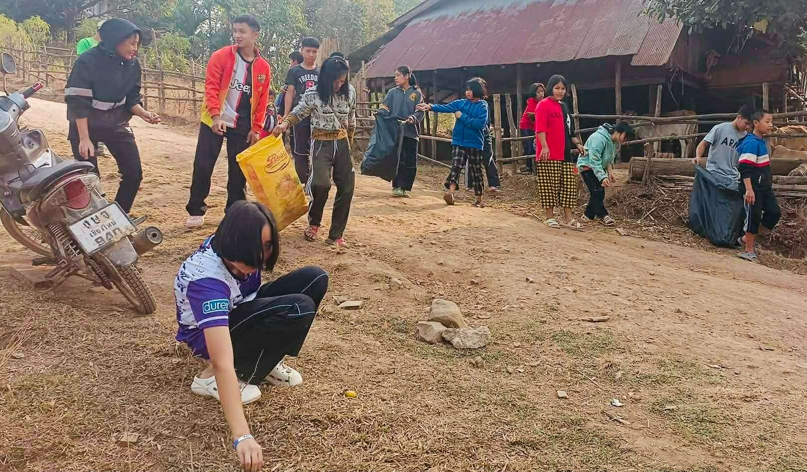 Children collect garbage along the way