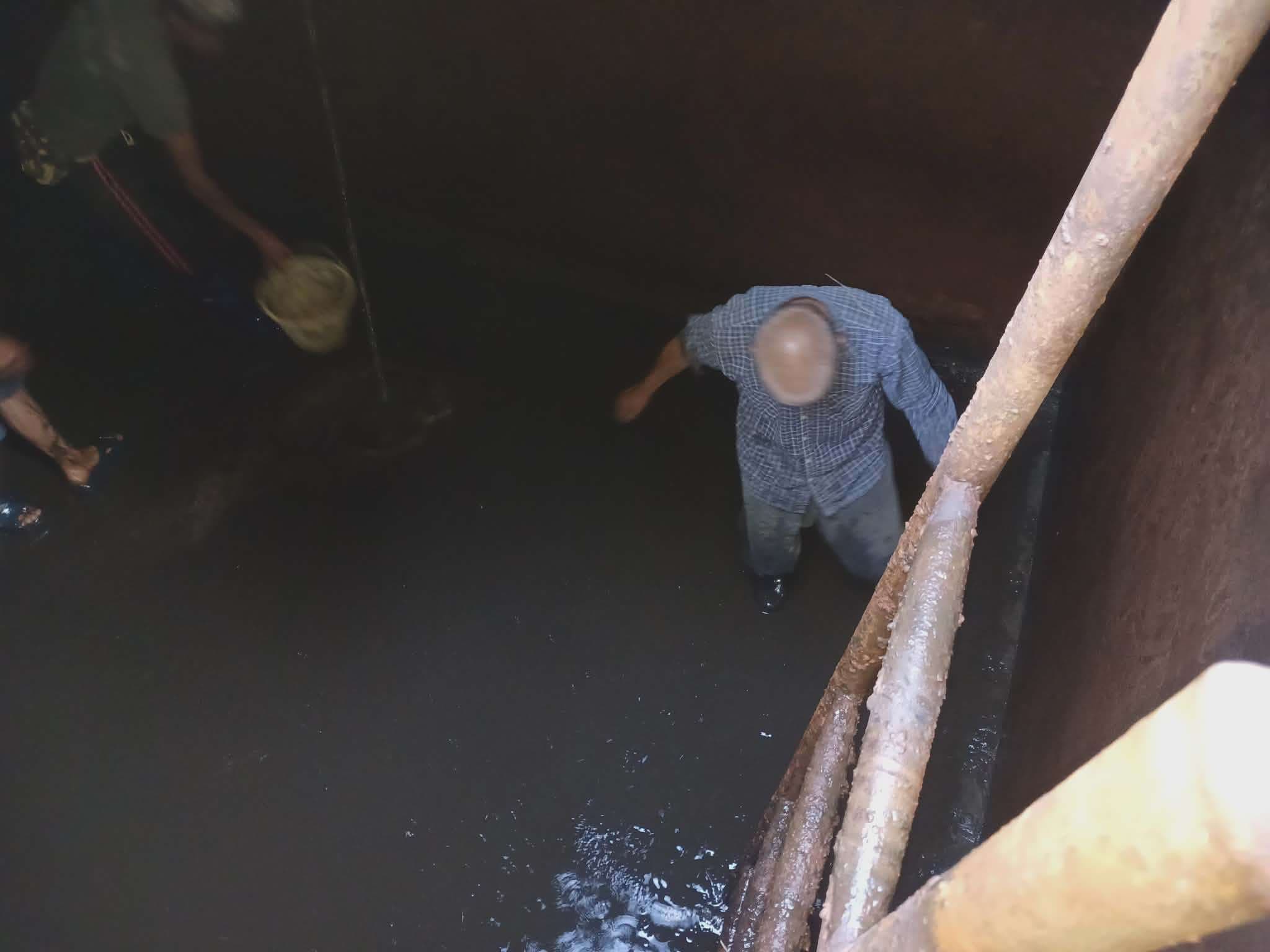 Cleaning the water holding tank