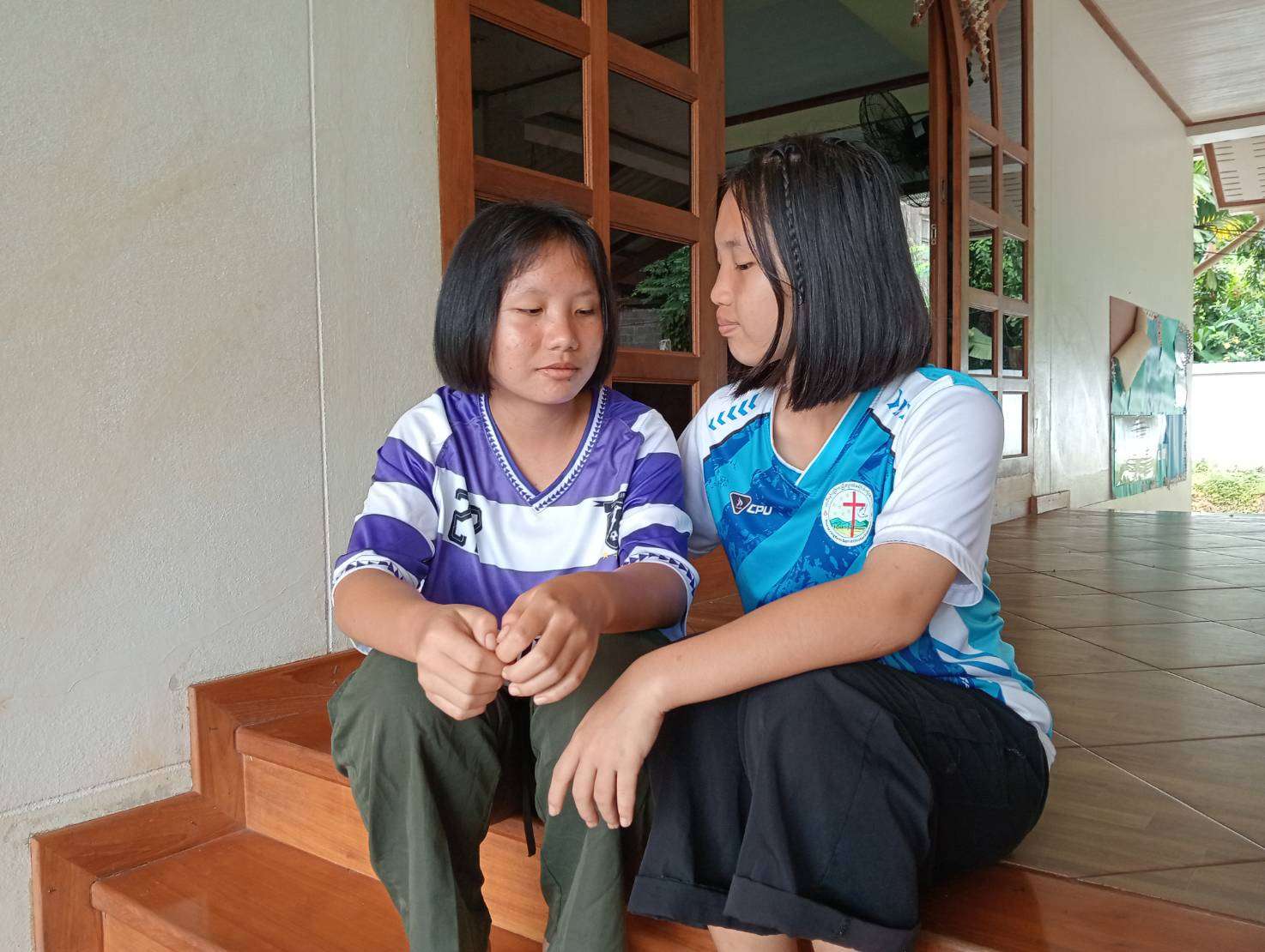 Seniors give advice to juniors.