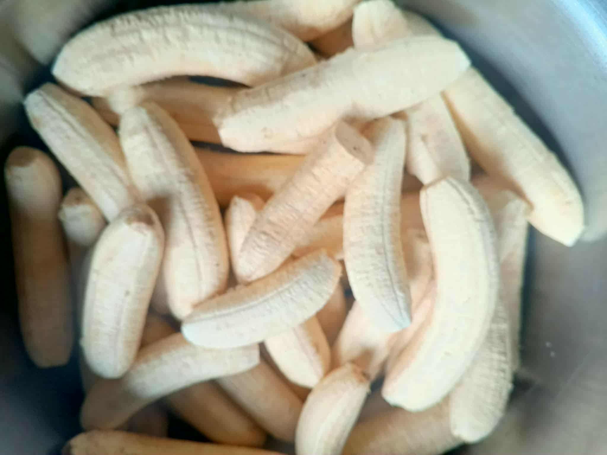 Prepare the peeled bananas and fry them into banana chips.