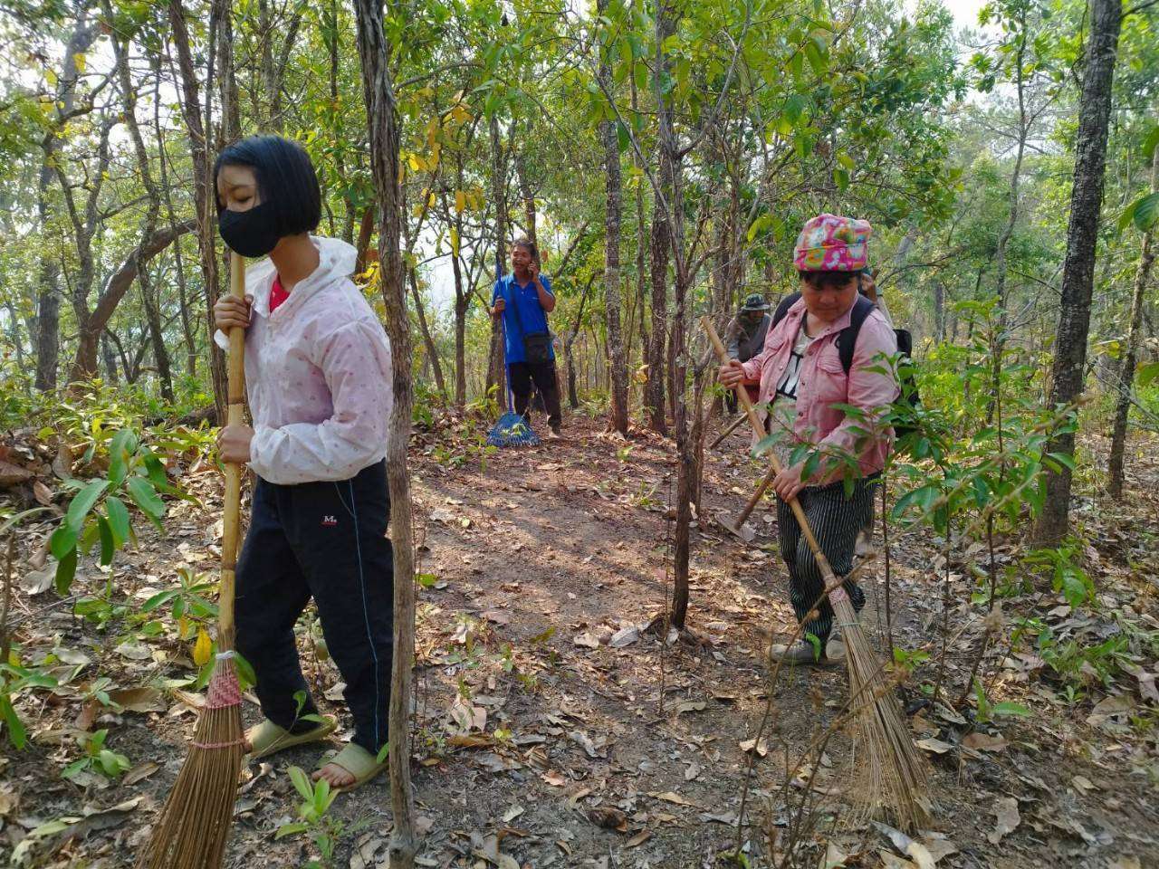 Working together to create a forest firebreak in the upstream forest area