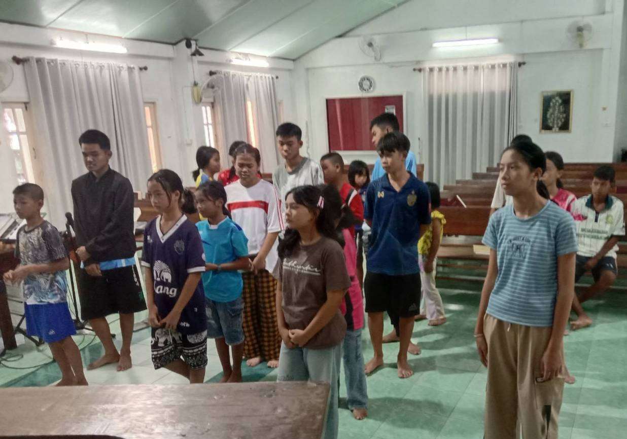 The children stood up to worship.