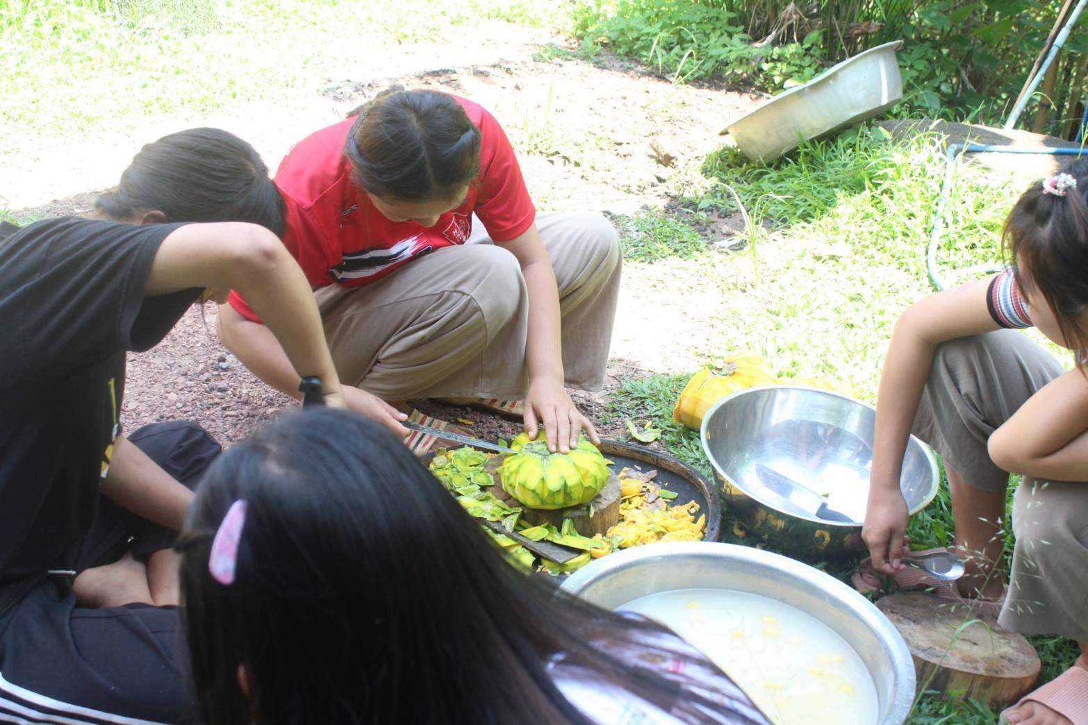The youths prepared pumpkins as ingredients to practice making desserts.