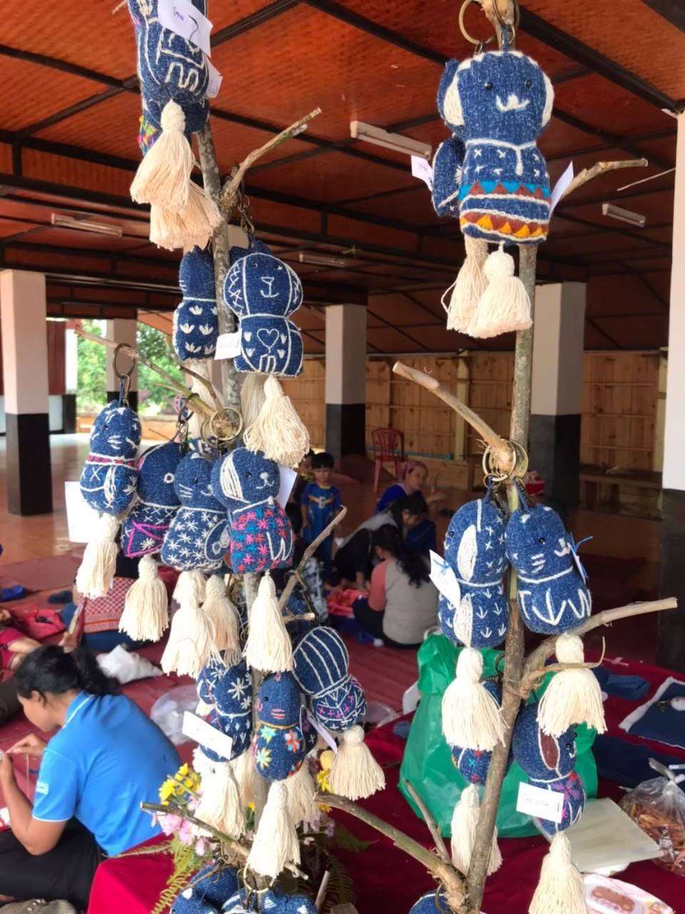 Keychains, souvenirs, children use scraps of cloth to make keychains.