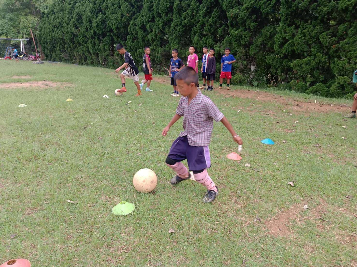 Children learn with the ball.