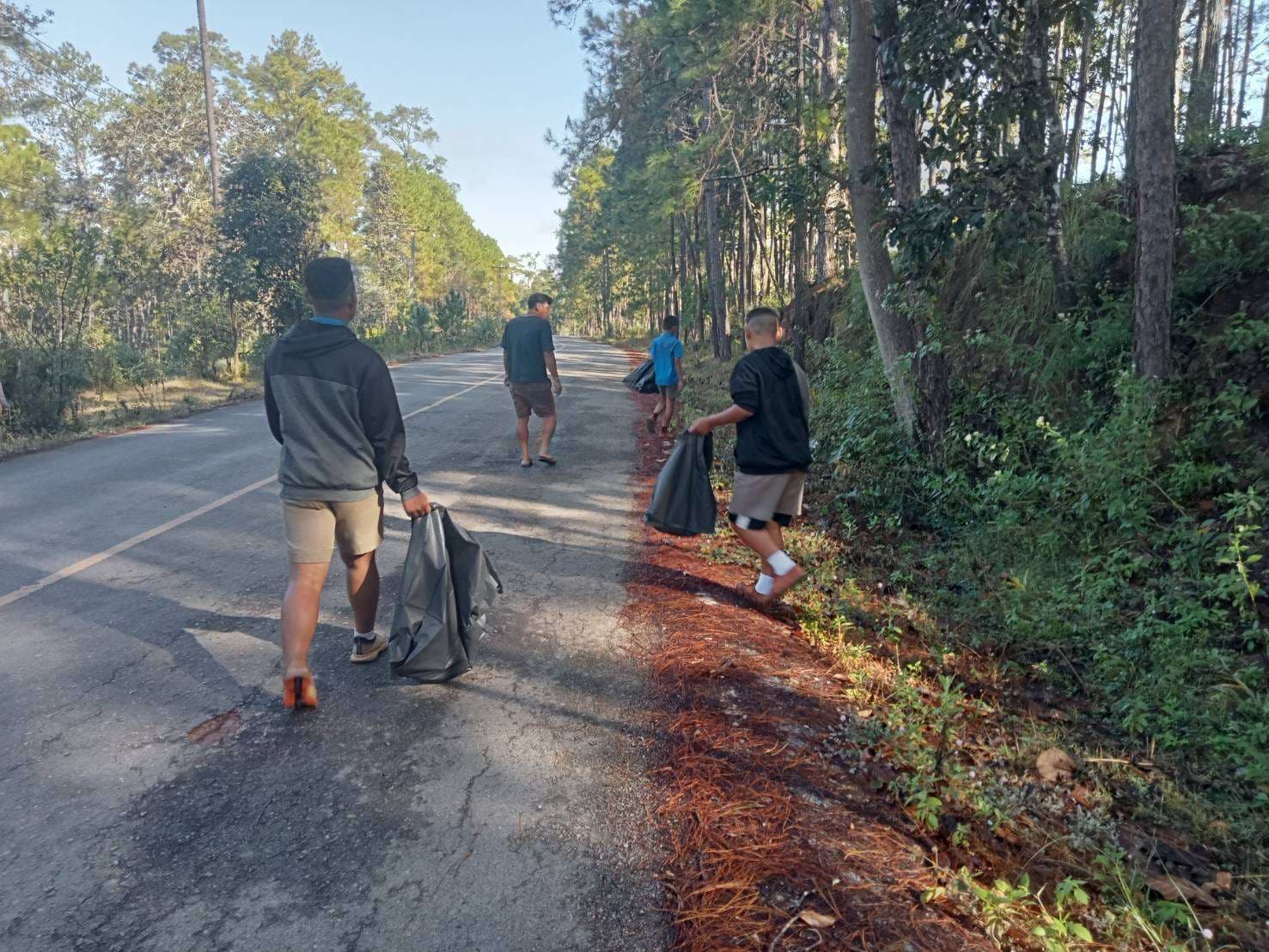 Children collect garbage along the way.