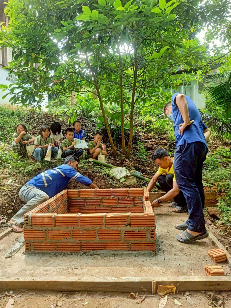 At school, the children learned how to build a biomass waste incinerator, gaining practical skills in sustainable waste management.