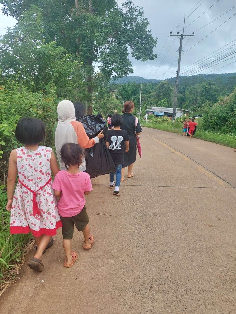 Take children out to collect garbage in the community
