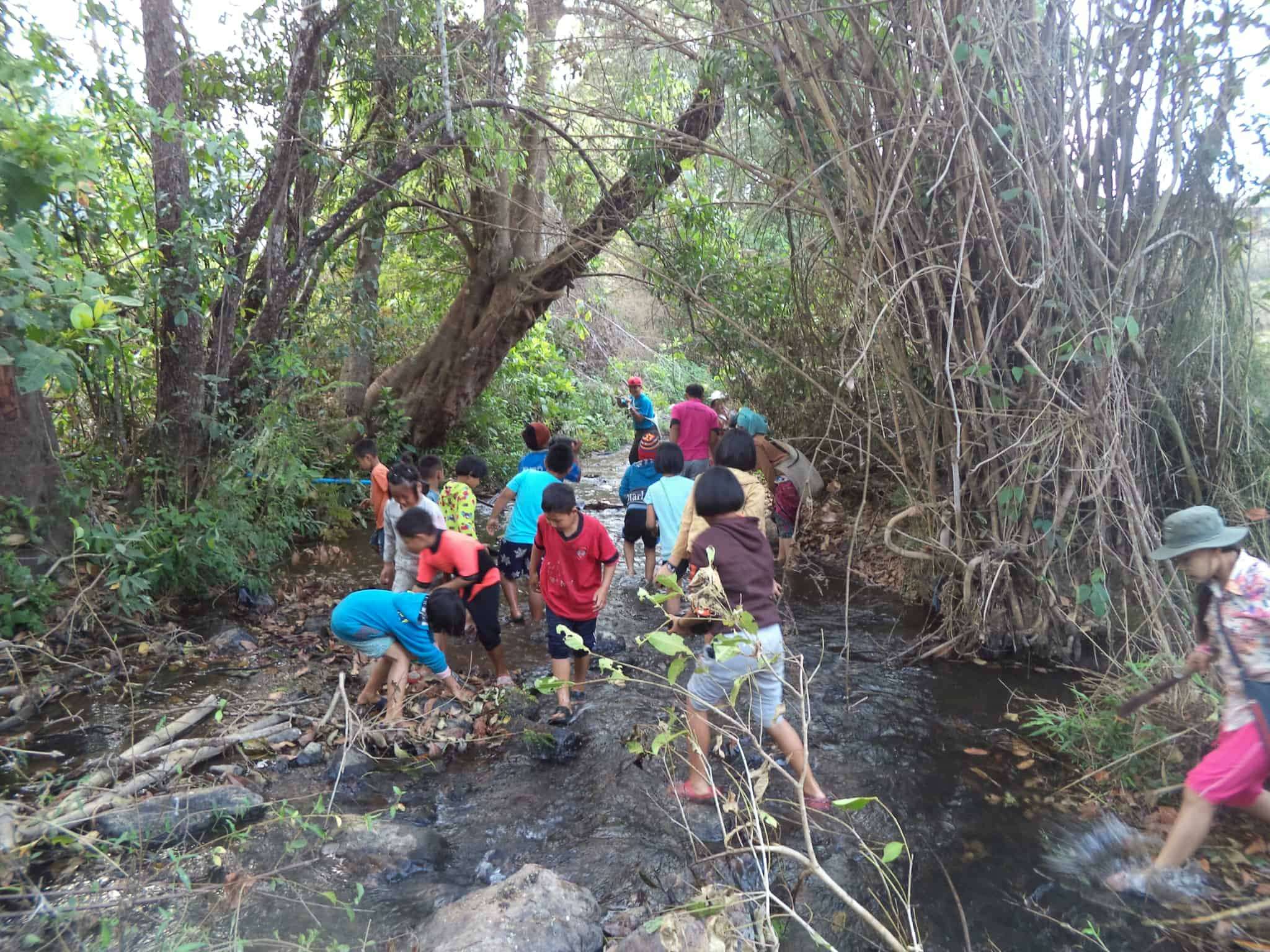 Children collect fish and frogs from the stream to breed.