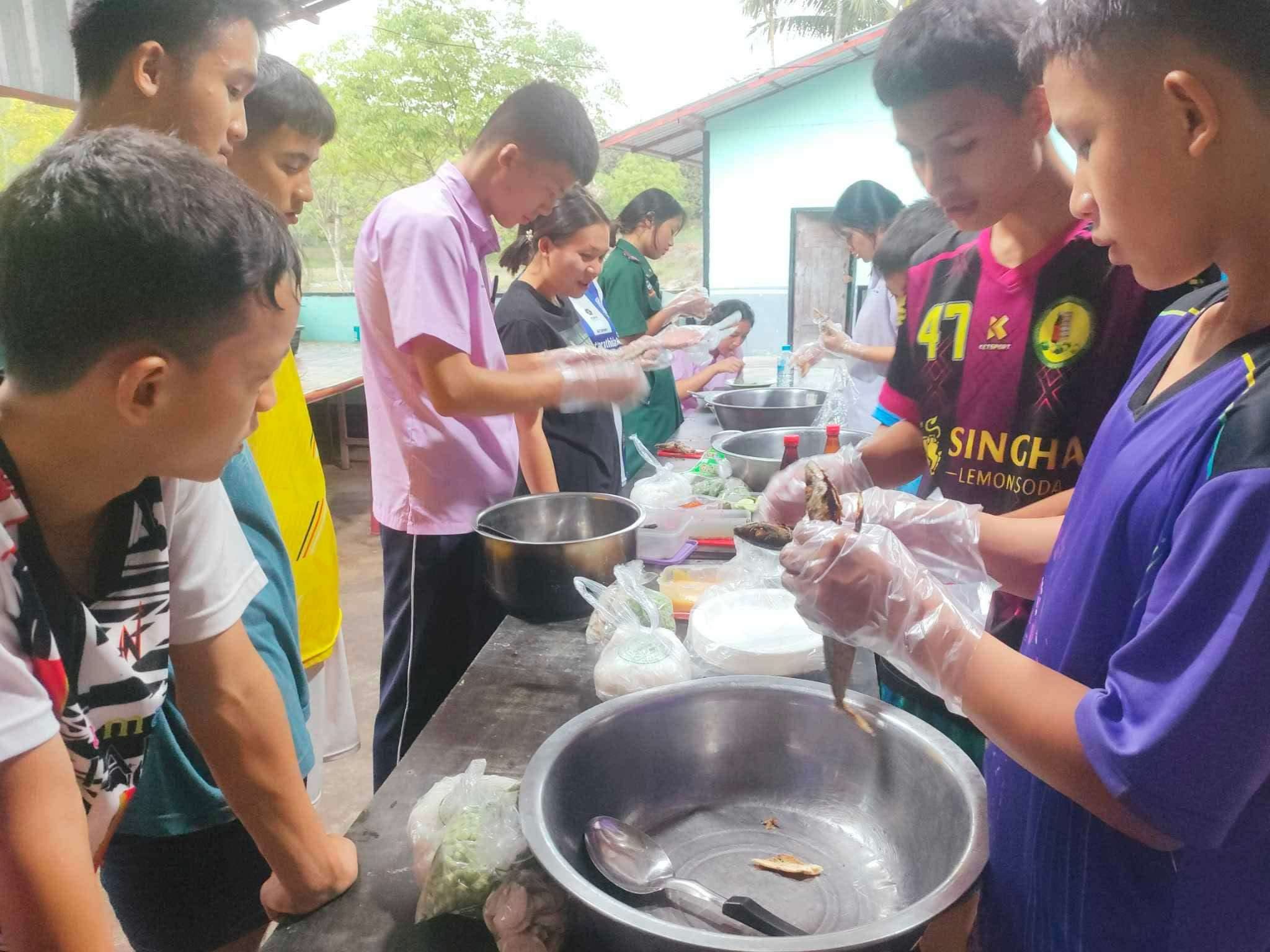 The children helped to cook.
