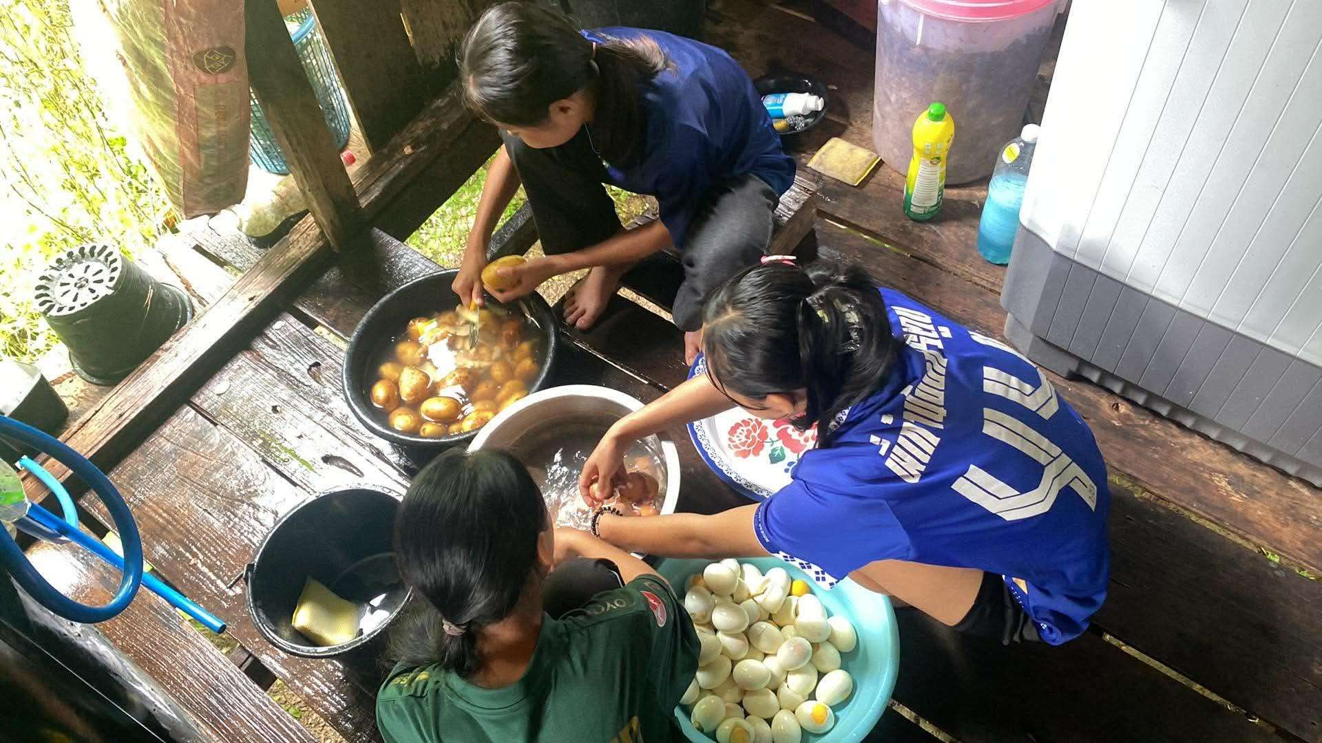Preparing meals for children with clean water helps protect their health and well-being.