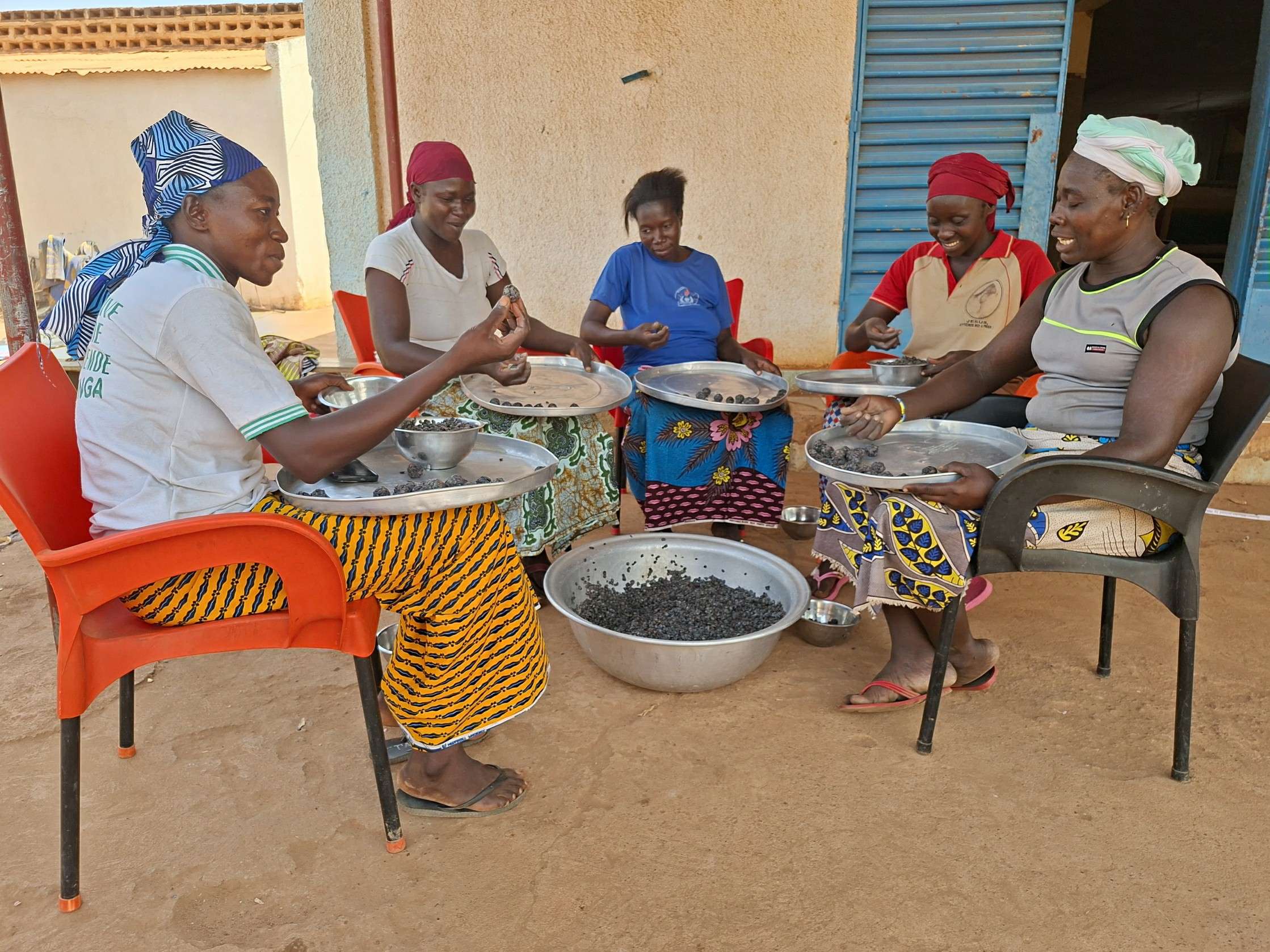 The women who transform the soumbala into balls