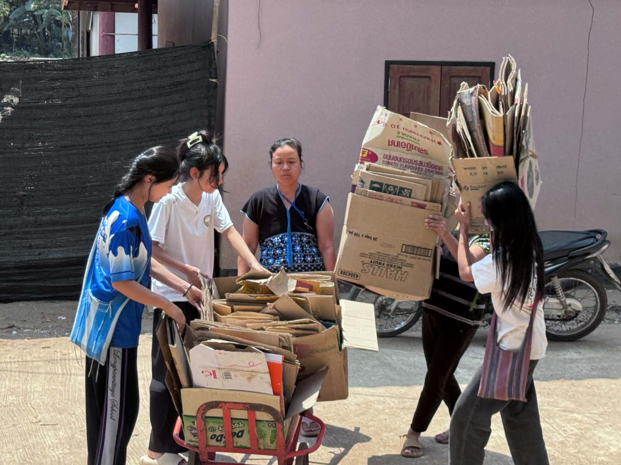 The children helped their parents sell trash.