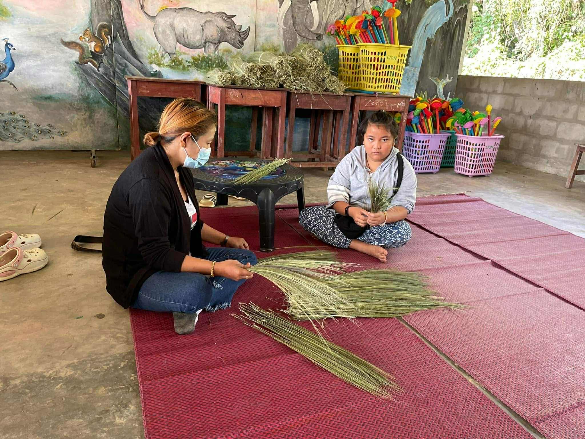 Children and parents separate the broom grass.