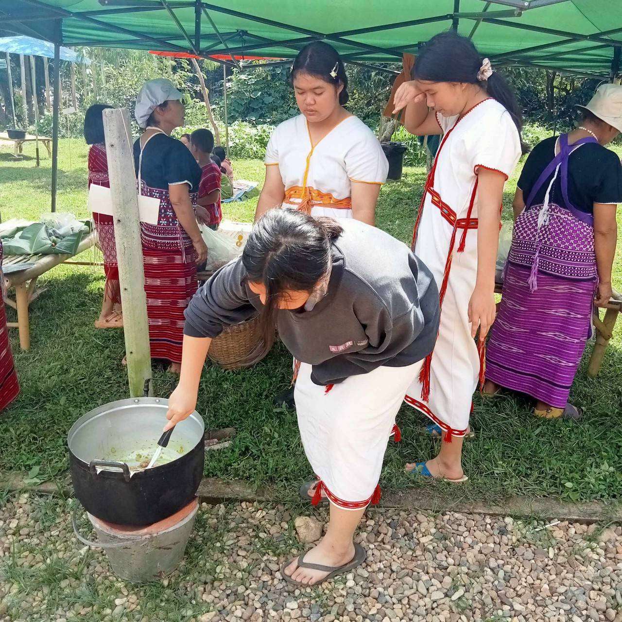 Children learn how to cook traditional food of the Pwa Kae Nyaw tribe.