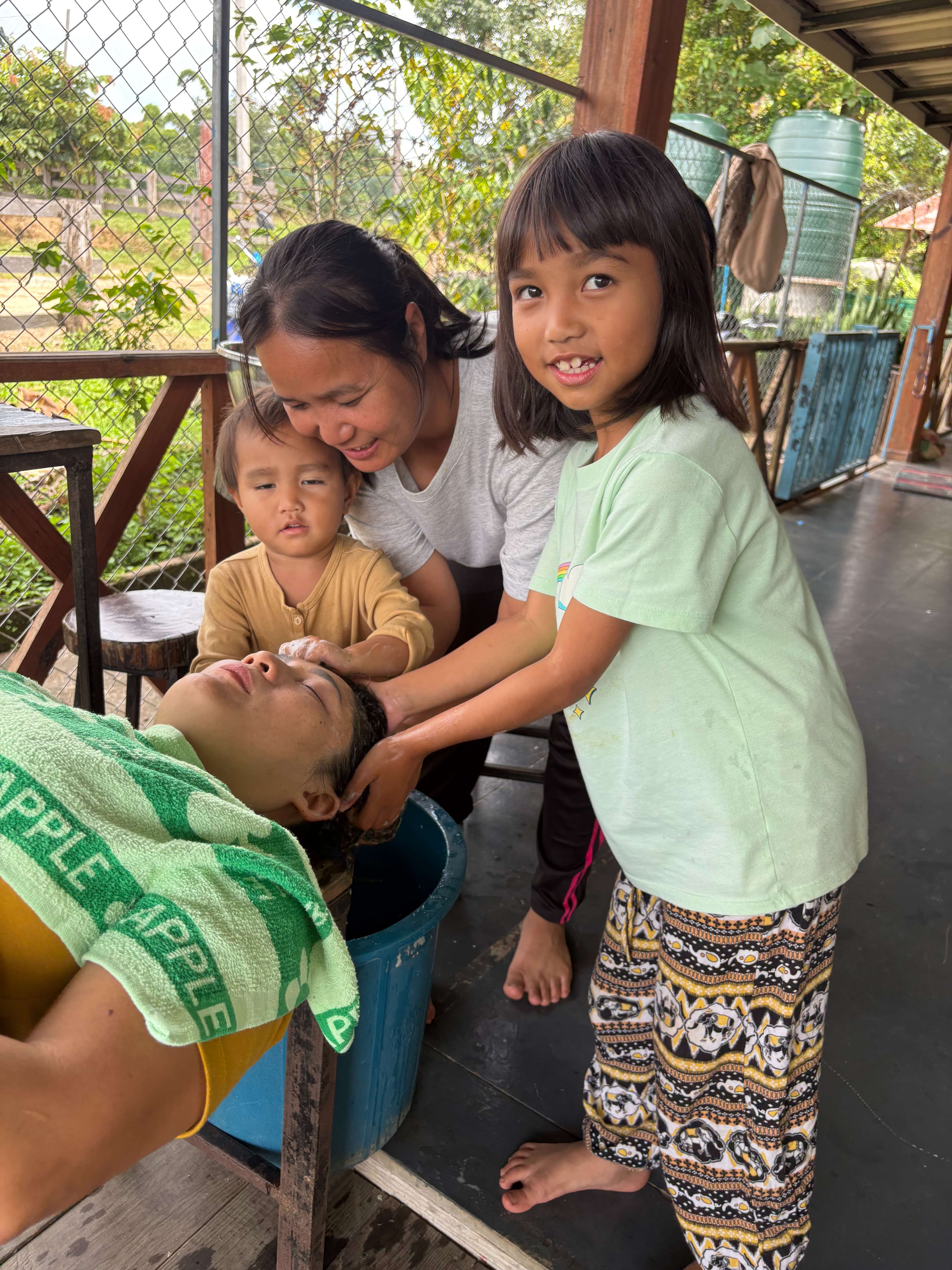 Children and parents love to beautify themselves.