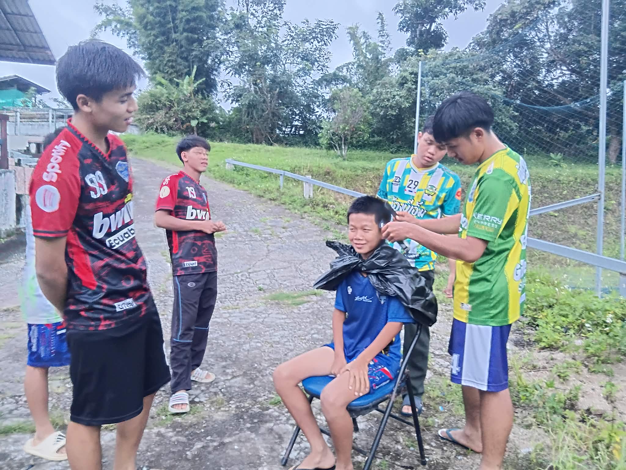 To save on haircut expenses, children in the dormitory rely on peers with basic haircutting skills to help cut their hair.