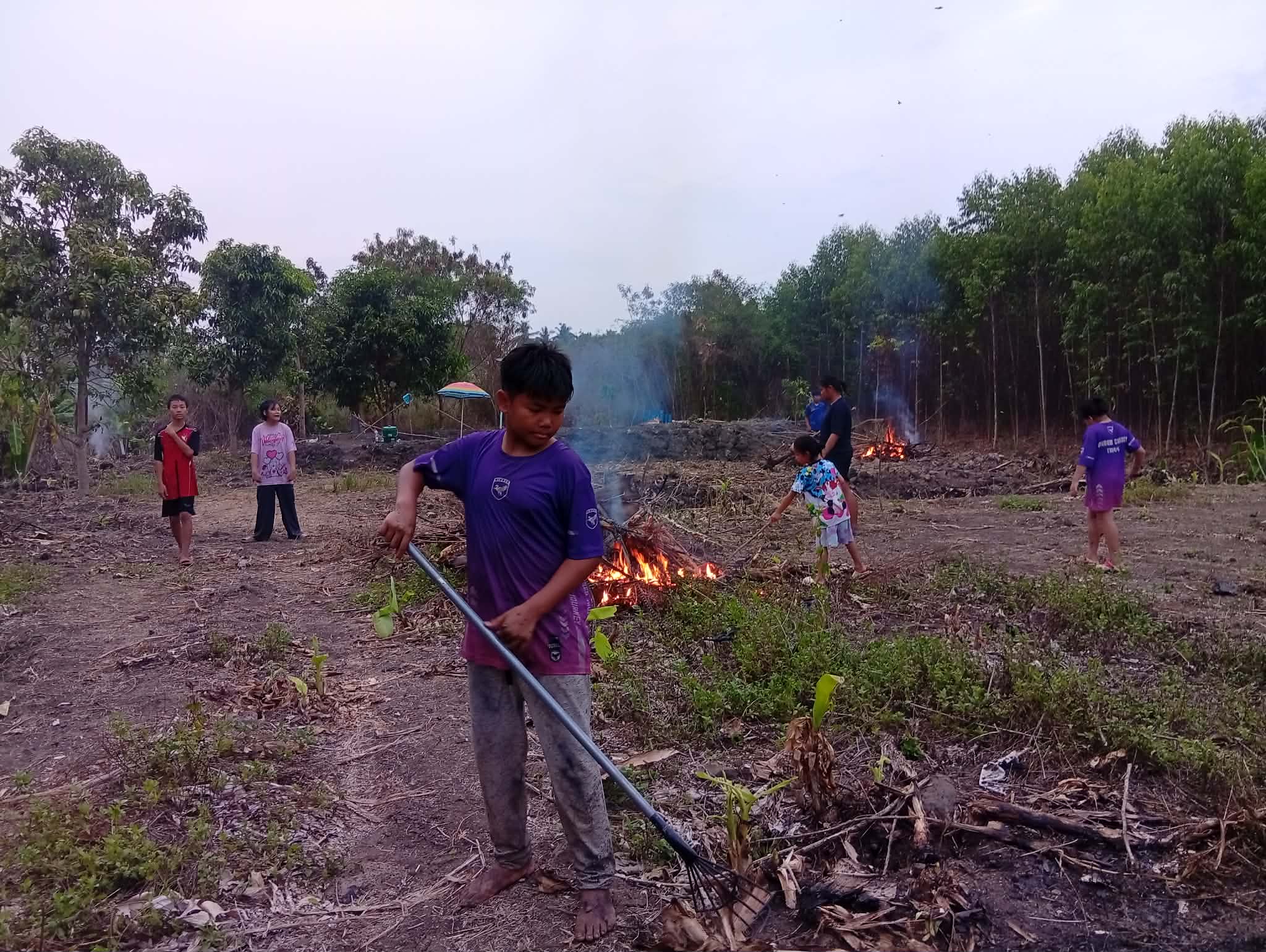 Children use their free time to work together and help one another.