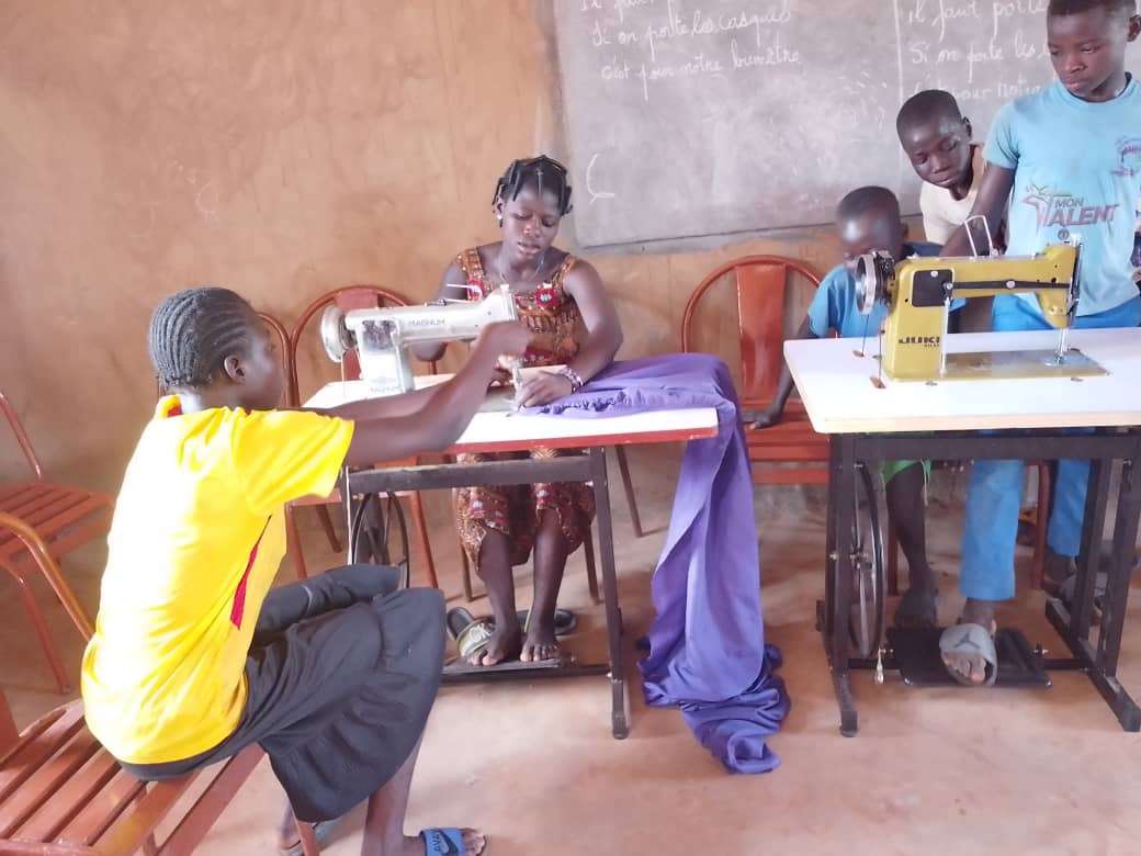 Sewing with the participants of the Project area