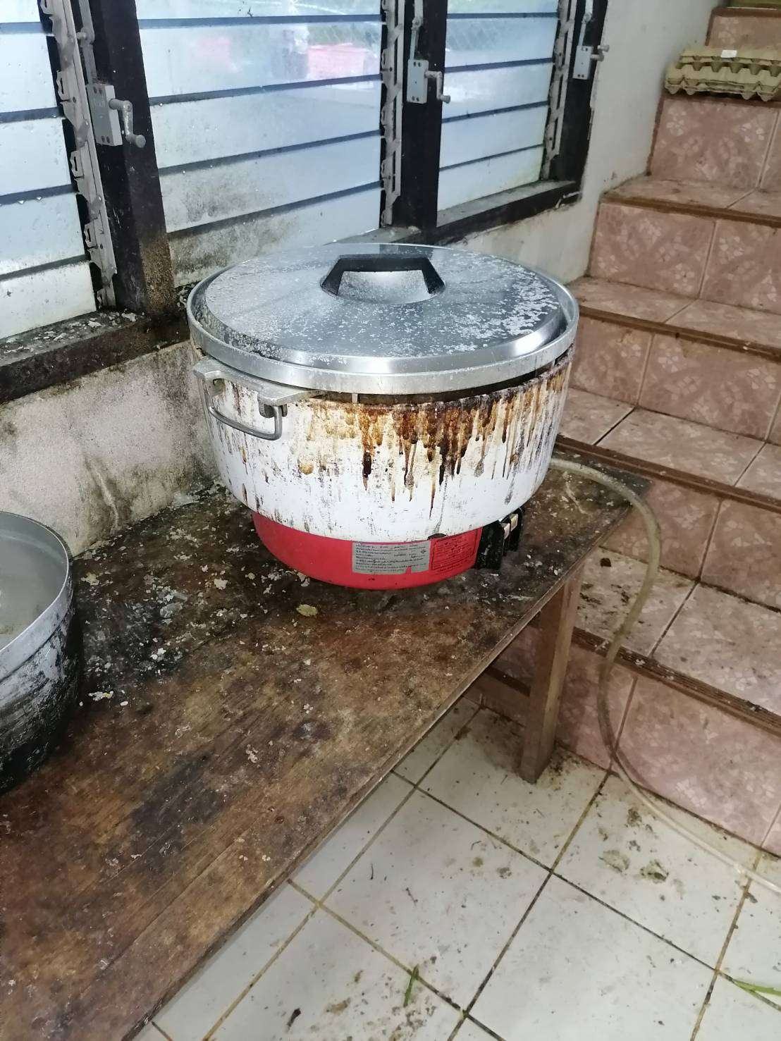 Old but reliable rice cooker 