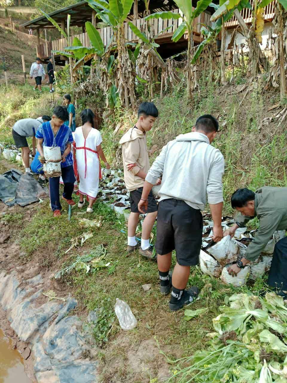 Growing Together: Children collaborate and help each other plant vegetables during a hands-on workshop, fostering teamwork and learning!