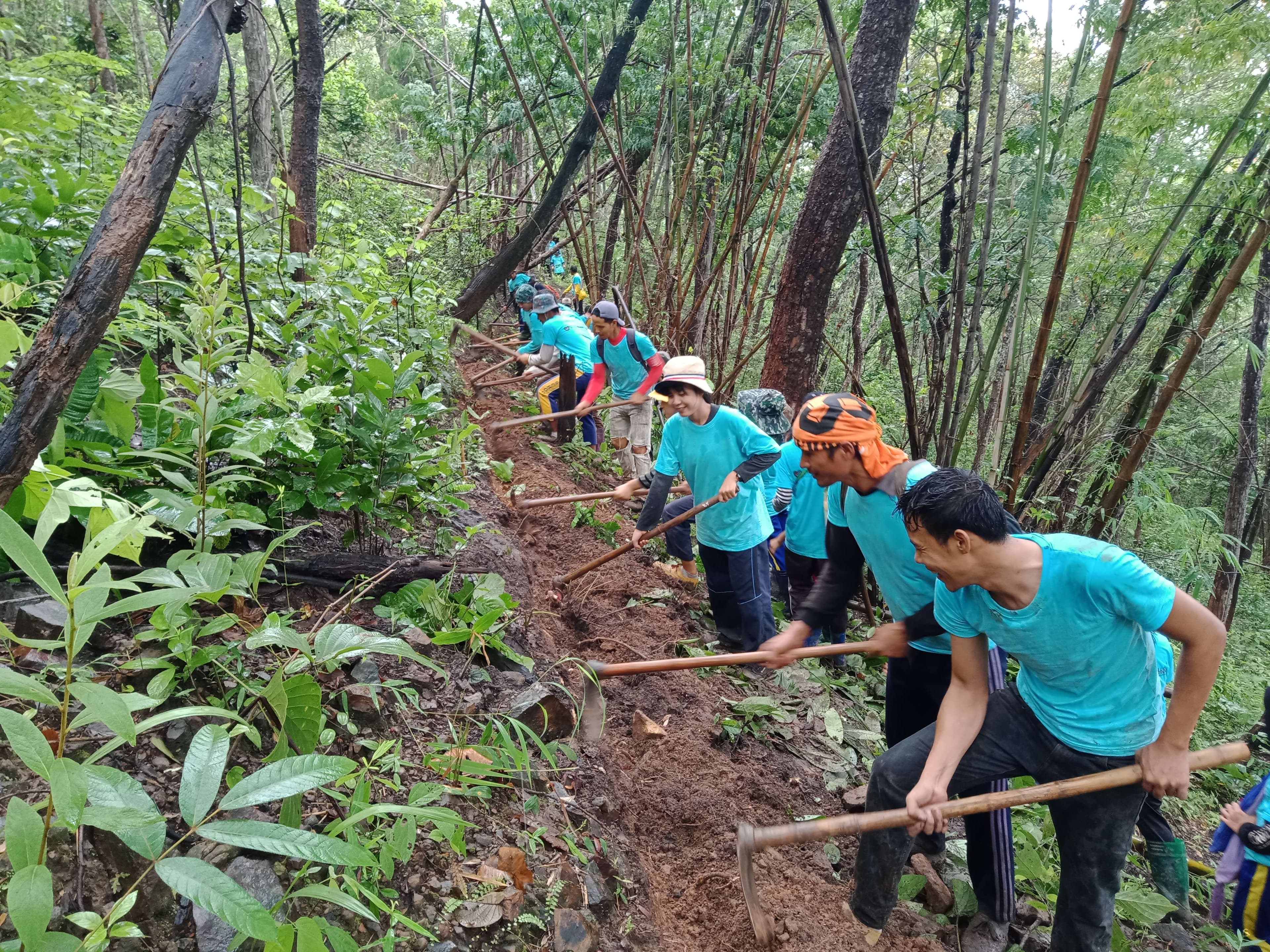 Youth group helps lay mountain water pipes into the community
