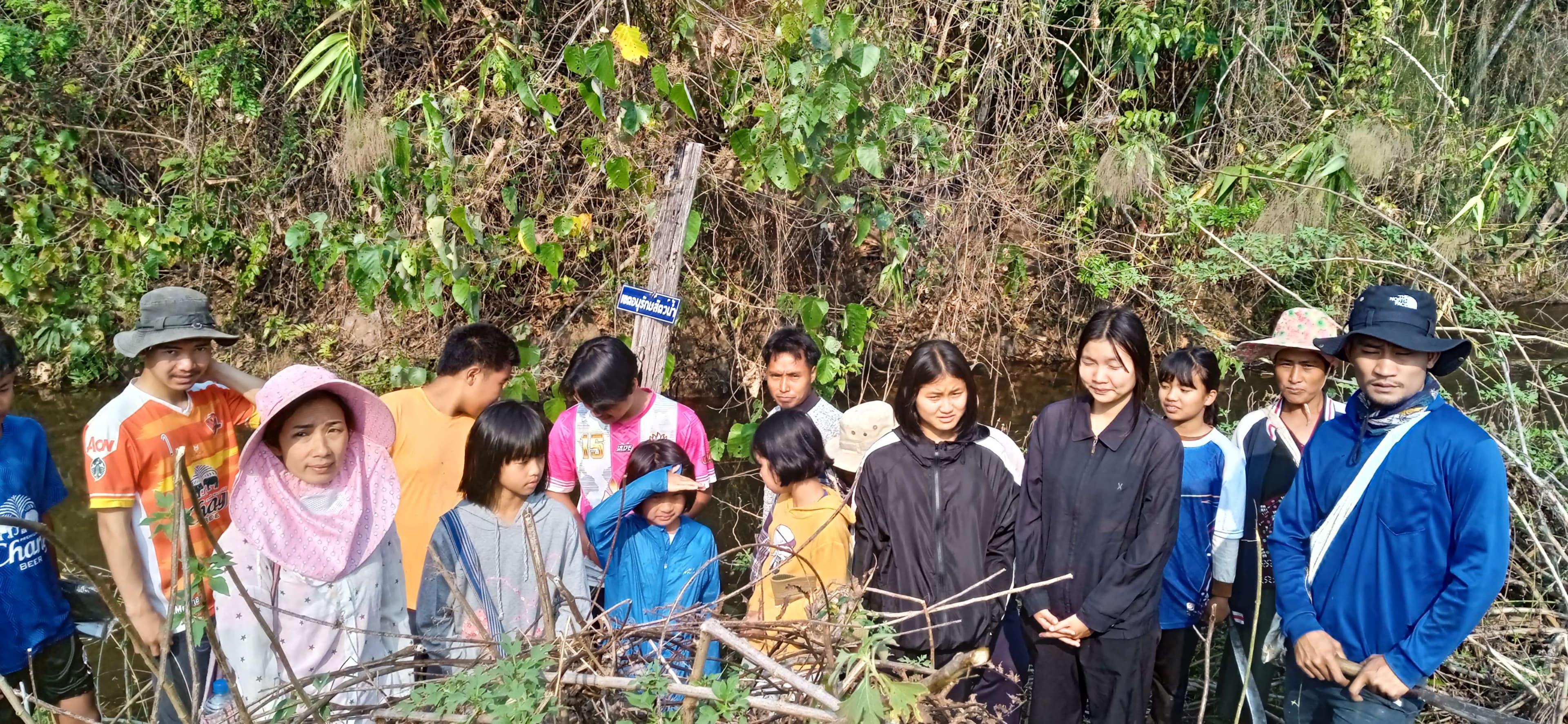 Children and parents work together to develop water sources.