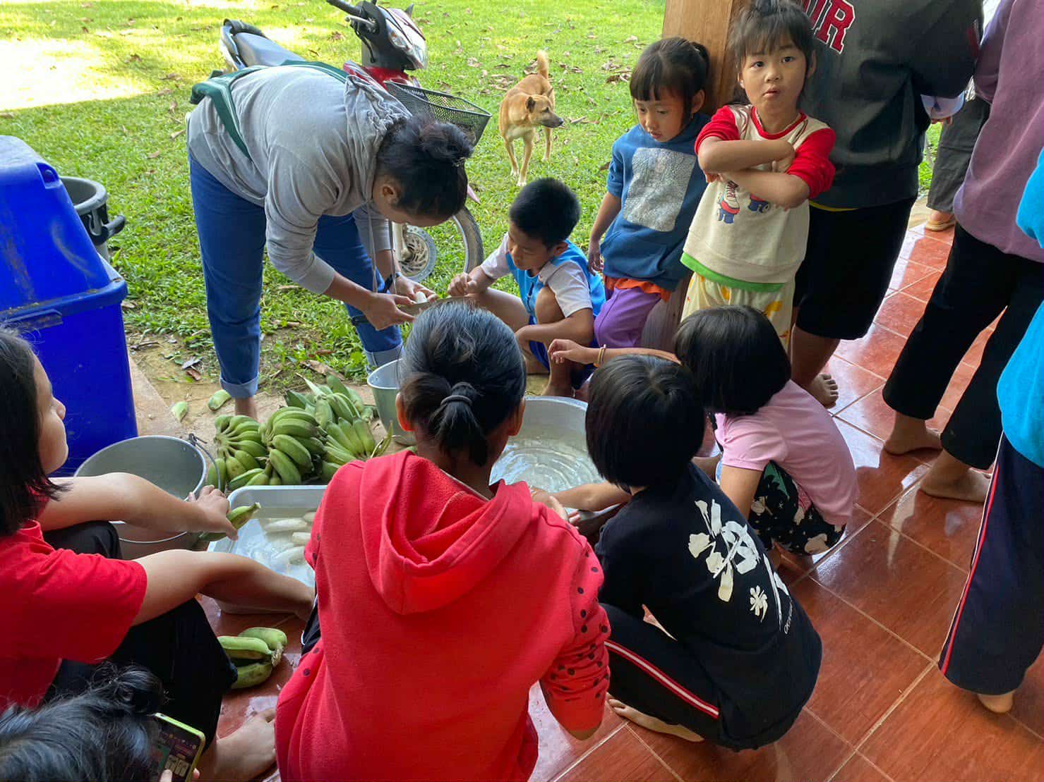 Learning to prepare the bananas before peeling them.
