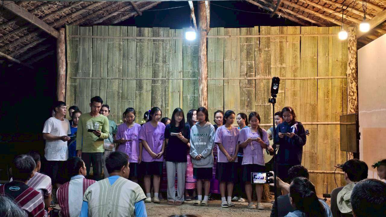 The youths went up to sing a song to welcome the guests.