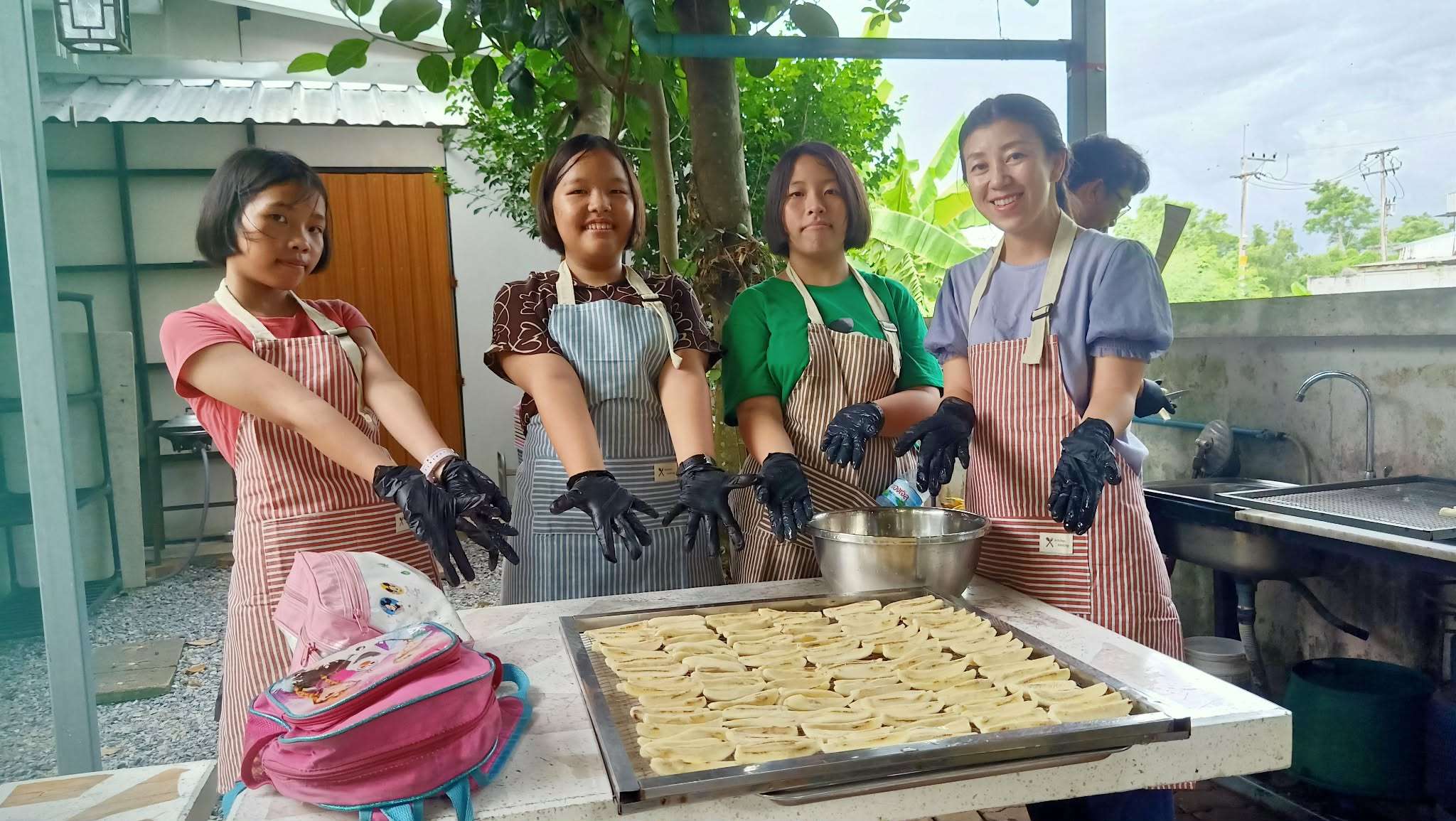 Wash the bananas and arrange them on a tray.