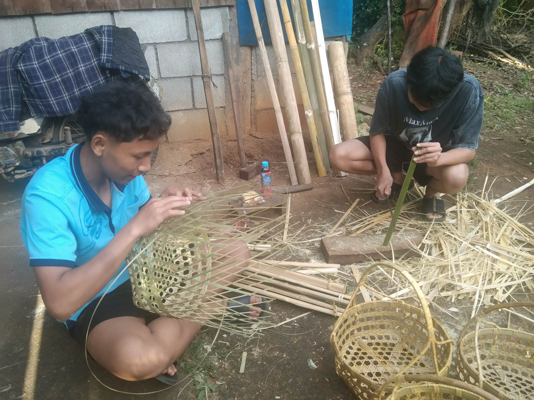 Joyful Learning: Children and young people happily practice the steps and techniques of basket weaving, embracing tradition and creativity!