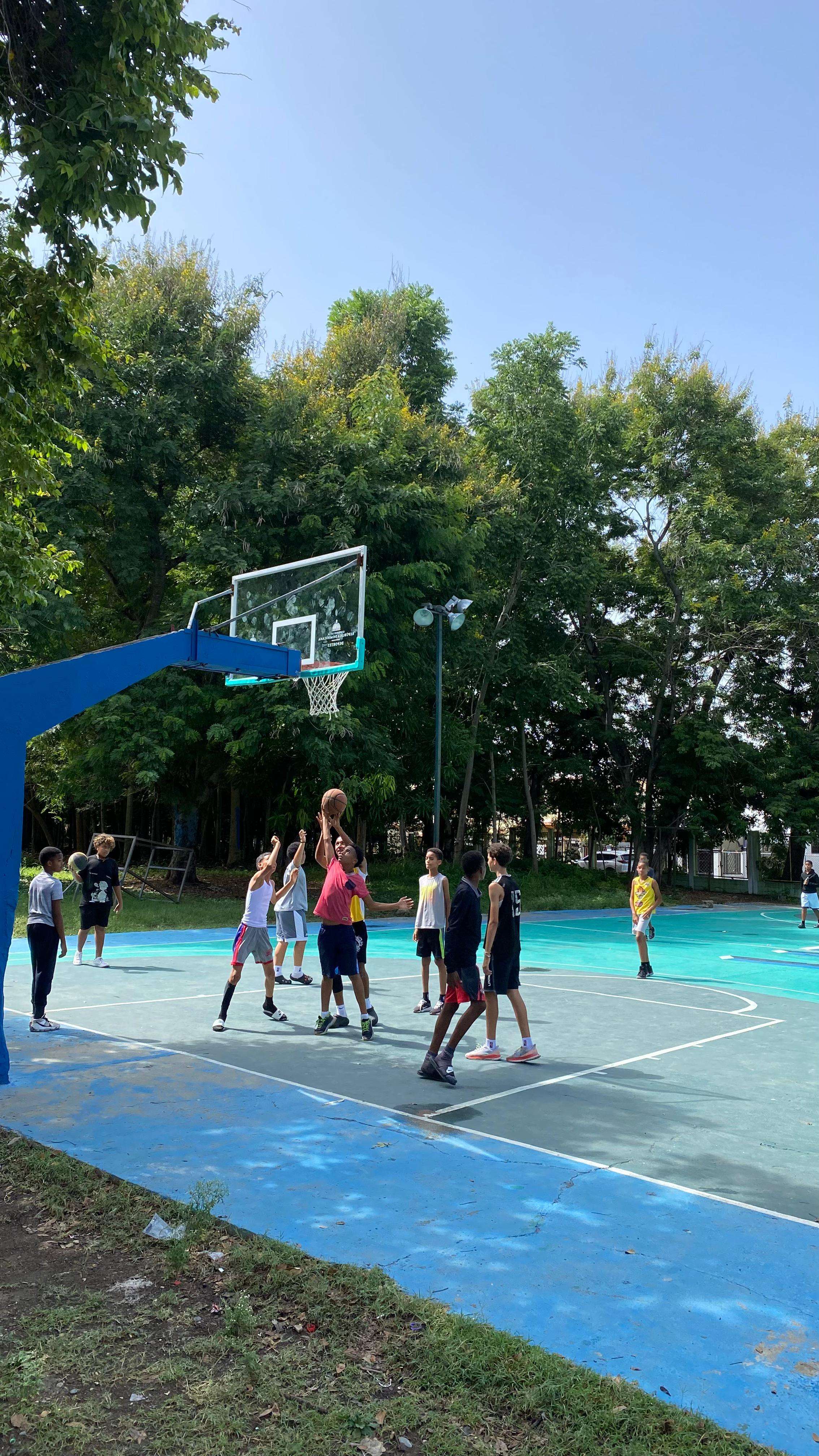 SIMPLE BASKETBALL COURT