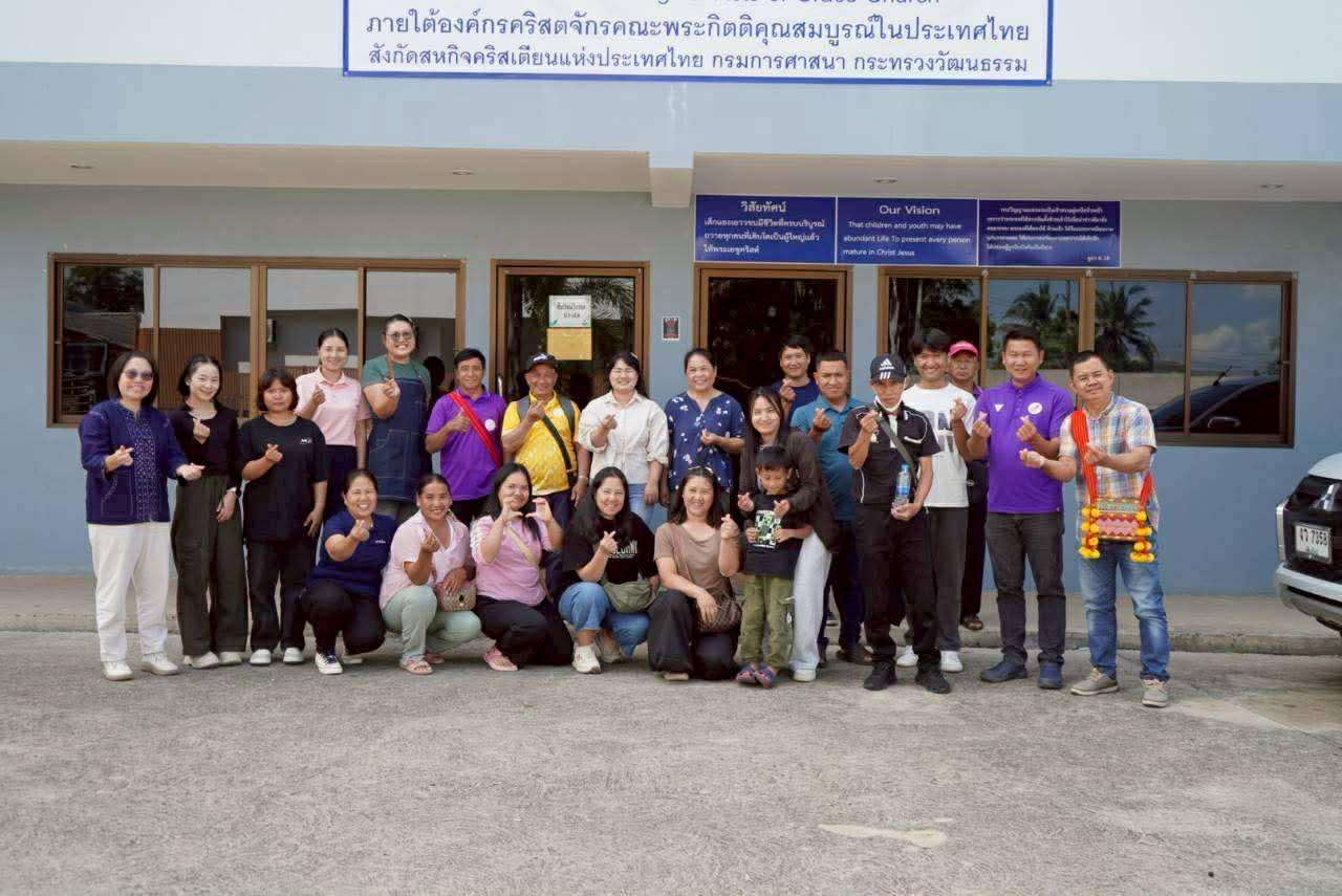 The youth group took a photo with the pilot church
