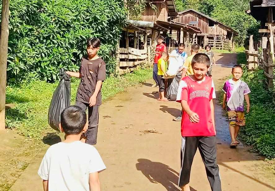 Children collect garbage in the community