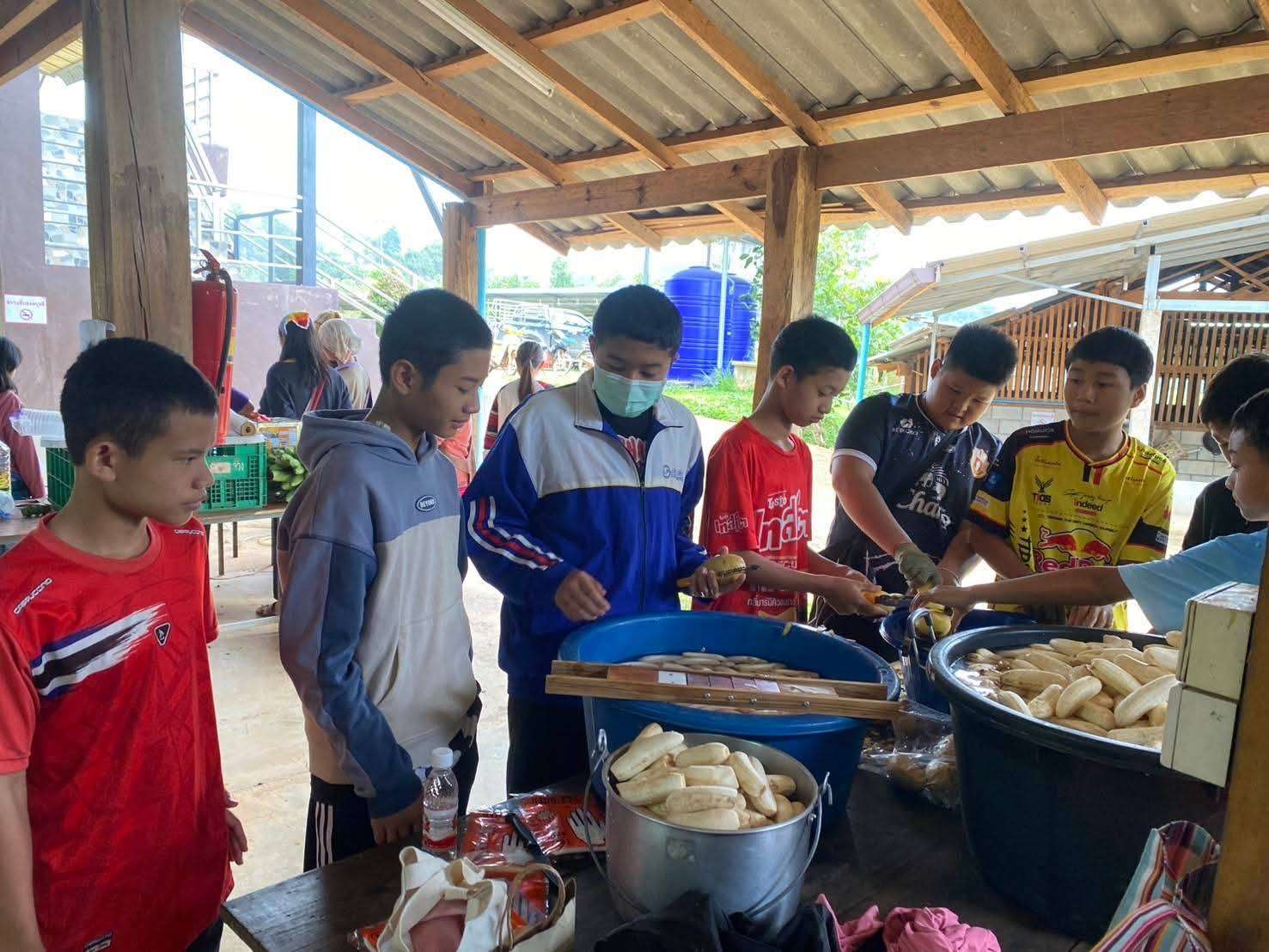 The children prepared the ingredients for making banana chips.