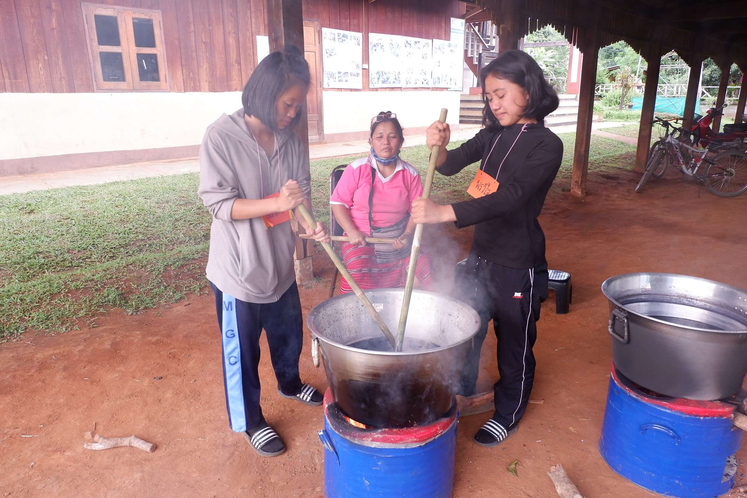 Children learn how to dye cotton.