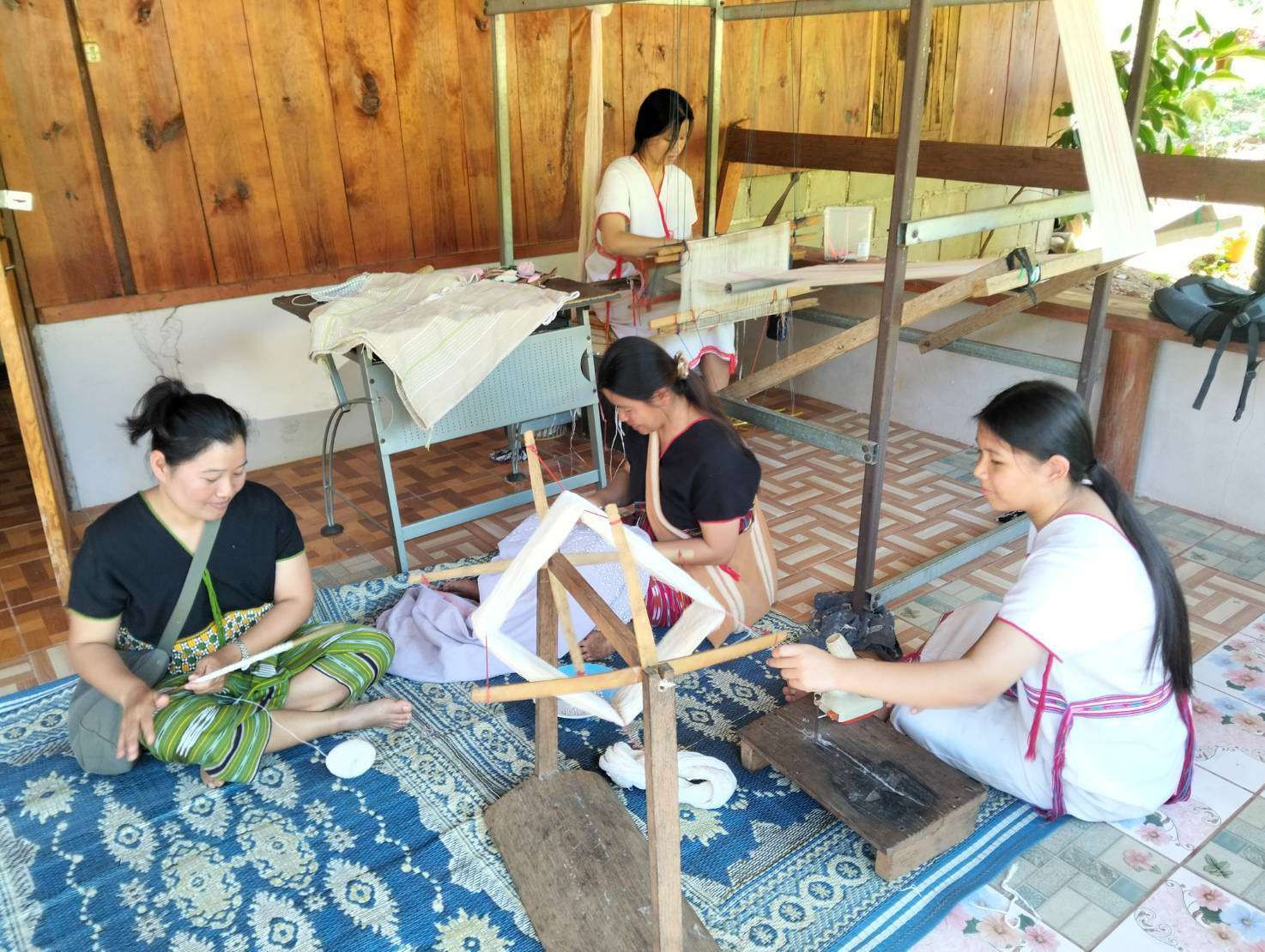 Children and parents learn to weave with natural dyes.