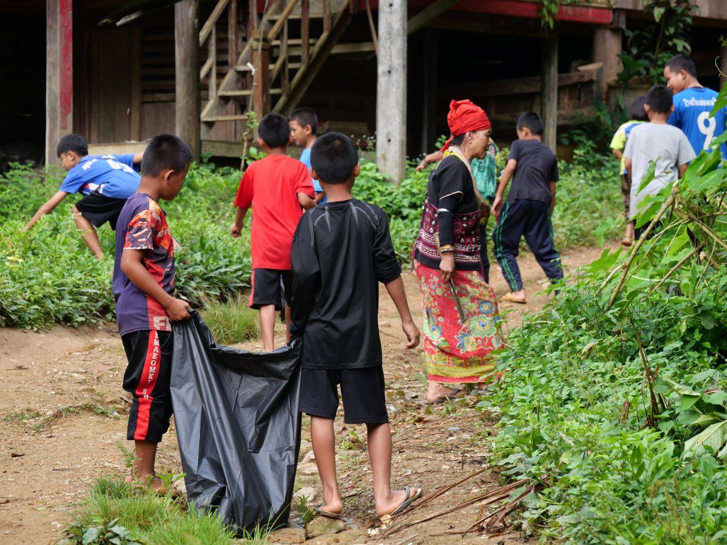 Little volunteers help collect trash.